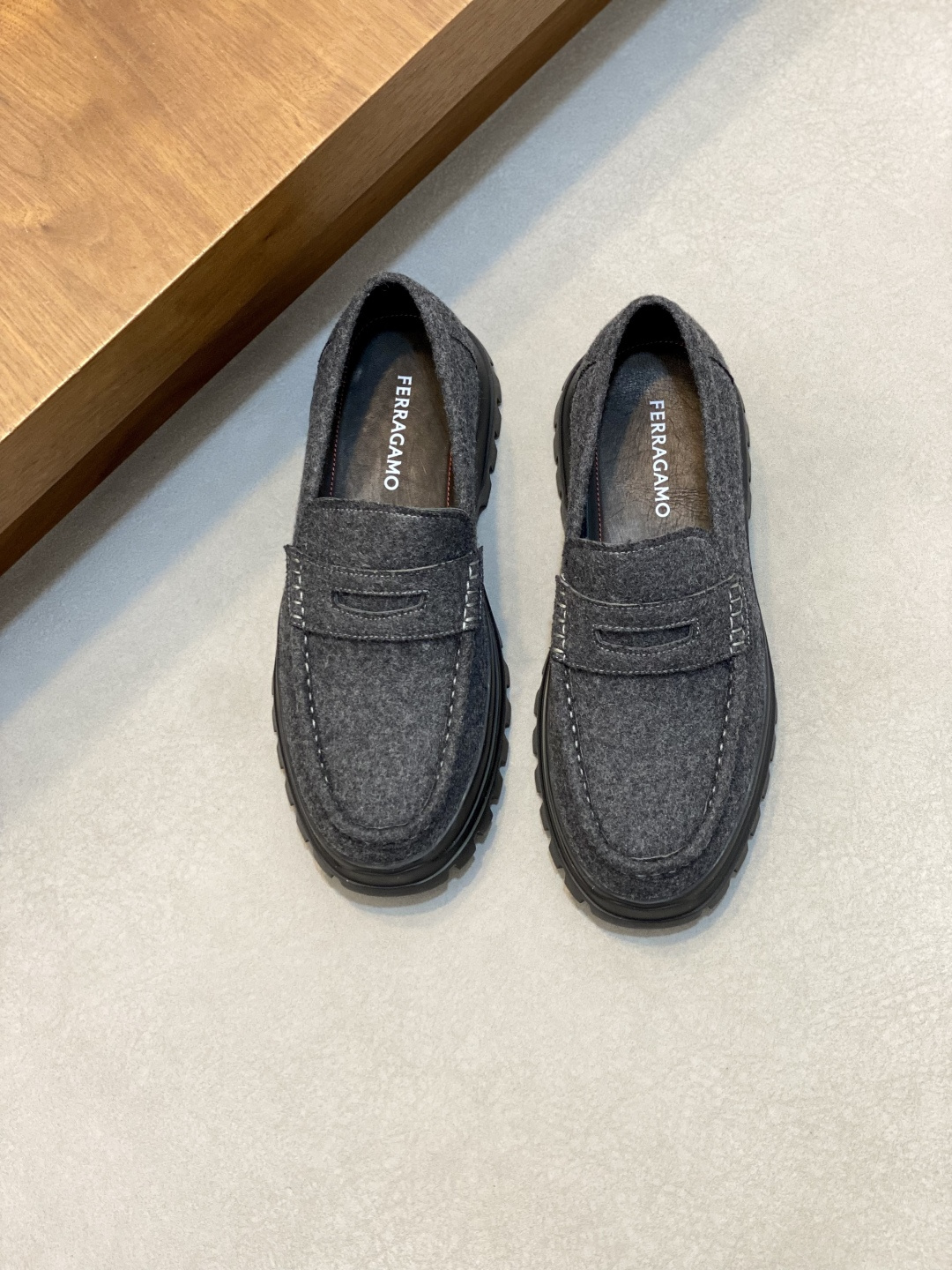 NO:587212,F Top Purchasing Agent Ferragamo Street God Casual Leather Shoes Series, the counter sells the original configuration at the same time, Italian imported cowhide fabrics, high-quality splicing technology, imported water-dyed cowhide, soles are specially provided with original foam outsole, original factory follow-up goods, high quality can be entered and exited the counter at will, welcome to compare counter synchronization, code number 39-44 (order 38 45), Ferragamo leather shoes, ferragamo, cowhide19860909F顶级代购 菲拉格幕 炸街男神休闲皮鞋系列,专柜同步发售原厂配置,意大利进口牛皮面料,高品质拼接工艺潮达人,进口水染牛里 ,鞋底原厂特供原版发泡大底、原厂跟单货,高品质可随意进出专柜,欢迎对比专柜同步,码数 39-44（ 订 38 45）,菲拉格慕 皮鞋,ferragamo,cowhide,Men's shoes