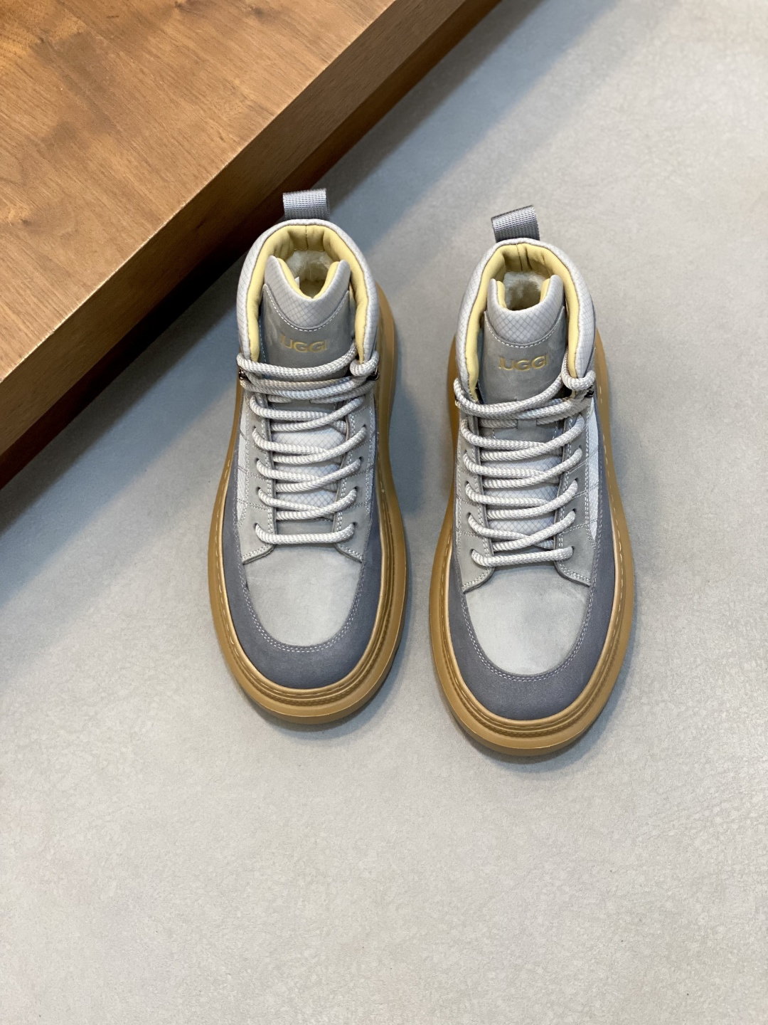 NO:603965,UGG lace-up thick-soled men's sports shoes. Full of fashion sense, casual and versatile. The frosted upper is high-end without looking old-fashioned. The upper is waterproof and oil-proof, fashionable and easy to take care of. The sheepskin lining is one piece, comfortable and warm. The upper foot is not bloated at all, super western style. Size: 39-44, UGG wool men's shoes, sheepskin19860909UGG系带厚底运动男鞋. 时尚感十足 休闲百搭 磨砂鞋面高级又不显老气 鞋面防水防油污时尚好打理 内里羊皮毛一体 舒适保暖 上脚一点不臃肿 超级洋气 Size:39-44,UGG羊毛男鞋,sheepskin,Men's shoes