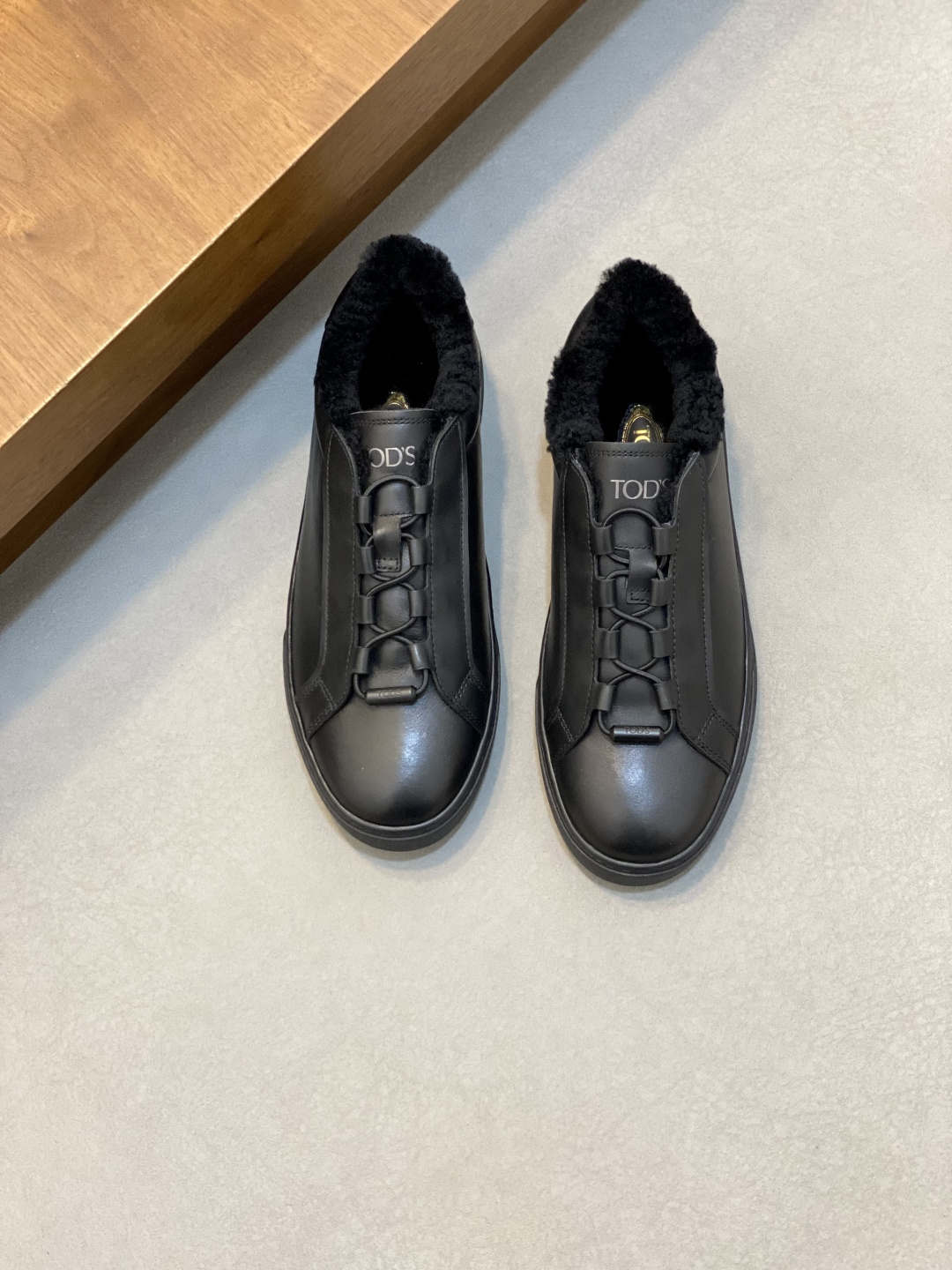 NO:603971,TOD'S/Tods new men's spliced ​​leather wool shoes!  This sneaker is made of suede leather and smooth calfskin, with Tod's letter logo on the side, matching branded hardware on the toe strap, and rubber beans on the heel and sole. The rubber sole and upper are made of air-glue, and are stitched so that they won't fall off without opening. They are durable, with a cowhide lining, and cowhide footpads with a silvered logo. They feel comfortable on the feet. The style is simple and versatile, and can be easily matched with daily looks. Comes with a dust bag in the original box!  Size 39-40-41-42-43-44 (45 customized) standard leather shoe size, TOD'S casual shoes, Tod's, sneakers, cowhide19860909TOD'S/托德斯 新款男士拼接皮革羊毛鞋！ 这款运动鞋采用绒面皮革和光滑小牛皮打造,侧面饰有Tod's字母logo标识,鞋头系带处品牌五金配件搭配、后跟和鞋底点缀橡胶豆豆,橡胶鞋底与鞋面空胶做法,车工缝线,不开胶不掉底经久耐穿,搭配牛皮内里,烫银logo牛皮脚垫,上脚脚感舒适,款式简约百搭,轻松搭配日常造型.配原盒包装防尘袋！ 码数39-40-41-42-43-44（45订做）标准皮鞋尺码,TOD'S 休闲鞋,Tod's,sneakers,cowhide,Men's shoes