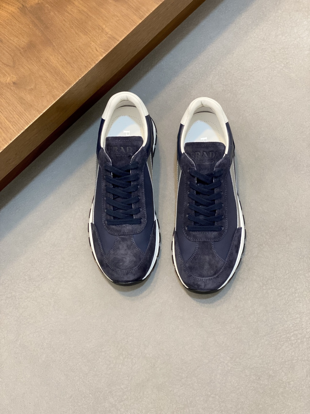 NO:603977,Prada/Prada's new men's spliced ​​casual sports shoes. These sports shoes use exquisite stitching technology to outline a unique geometric texture, and contemporary lines and details reinterpret the classic sports style. They are made of ultra-official material uppers, and the lining is all cowhide. They are lightweight, breathable, practical and versatile. The tongue is decorated with the Prada Milano logo, and the logo print is embellished with laces. It is paired with a 2.5cm two-color rubber sole to create a comfortable wearing experience. Comes with a full set of original packaging dust bag!  Size 39-40-41-42-43-44 standard leather shoe size, Prada, prada, prada, sneakers, cowhide19860909Prada/普拉达 新款男士拼接休闲运动鞋 这款运动鞋以精湛的缝线工艺勾勒出别具一格的几何纹理,当代风格线条与细节重新演绎经典的运动风格.采用超官网材质鞋面,内里垫脚全牛皮,轻便透气,实用百搭,鞋舌饰以Prada Milano标识,徽标印花点缀鞋带,搭配2.5cm双色橡胶鞋底,缔造舒适的穿着体验.配全套原包装防尘袋！ 尺码39-40-41-42-43-44 标准皮鞋尺码,普拉达,prada,prada,sneakers,cowhide,Men's shoes