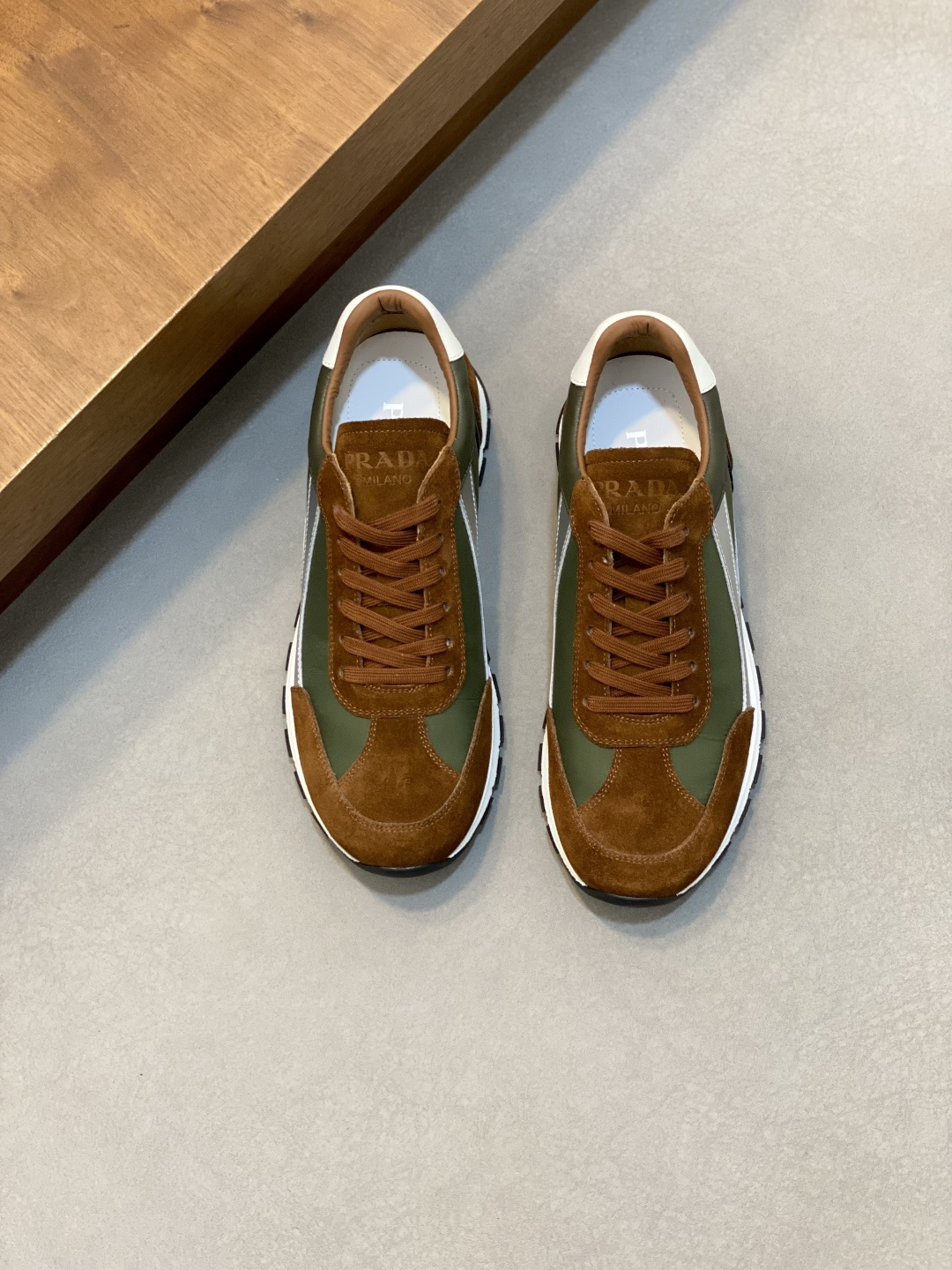 NO:620592,Prada/Prada's new men's spliced ​​casual sports shoes. These sports shoes use exquisite stitching technology to outline a unique geometric texture, and contemporary lines and details reinterpret the classic sports style. They are made of ultra-official material uppers, and the lining is all cowhide. They are lightweight, breathable, practical and versatile. The tongue is decorated with the Prada Milano logo, and the logo print is embellished with laces. It is paired with a 2.5cm two-color rubber sole to create a comfortable wearing experience. Comes with a full set of original packaging dust bag!  Size 39-40-41-42-43-44 standard leather shoe size, Prada, prada, prada, sneakers, cowhide19860909Prada/普拉达 新款男士拼接休闲运动鞋 这款运动鞋以精湛的缝线工艺勾勒出别具一格的几何纹理,当代风格线条与细节重新演绎经典的运动风格.采用超官网材质鞋面,内里垫脚全牛皮,轻便透气,实用百搭,鞋舌饰以Prada Milano标识,徽标印花点缀鞋带,搭配2.5cm双色橡胶鞋底,缔造舒适的穿着体验.配全套原包装防尘袋！ 尺码39-40-41-42-43-44 标准皮鞋尺码,普拉达,prada,prada,sneakers,cowhide,Men's shoes