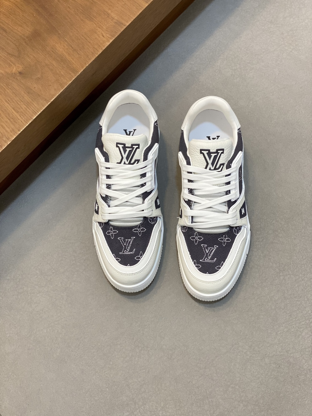 NO:603966,Lujia new color matching men's ♂trainer sneakers, this LV Trainer sneaker is made of soft grained calfskin, showing pure colors, the brand was born in 1854, the designer's handwritten brand logo is embellished on one side, virgil abloh personally designed it, a very commemorative sneaker, the new LV Louis Vuitton louis vuitton trainer sneaker low casual sports culture versatile basketball shoes  Size39-44 (38, 45, customized),Louis Vuitton,louis vuitton,louis vuitton,louis vuitton,louis vuitton,louis vuitton,sneakers,cowhide19860909驴家 新配色 男士♂trainer运动鞋,本款 LV Trainer 运动鞋取材柔软粒面小牛皮,呈现纯净色调,品牌诞生于1854年,设计师手写体品牌标识点缀一侧,virgil abloh亲自操刀设计,非常具有纪念价值的一款运动鞋,全新lv路易威登louis vuitton trainer sneaker low休闲运动文化百搭篮球板鞋 Size39-44（38、45、订做）,路易威登,louis vuitton,louis vuitton,louis vuitton,louis vuitton,louis vuitton,sneakers,cowhide,Men's shoes