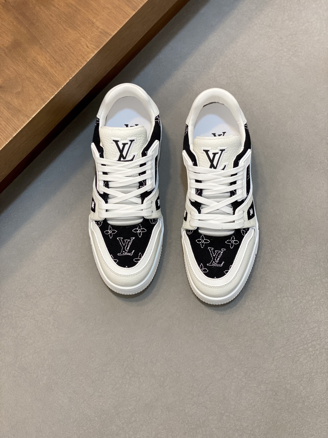 NO:604450,Lujia new color matching men's ♂trainer sneakers, this LV Trainer sneaker is made of soft grained calfskin, showing pure colors, the brand was born in 1854, the designer's handwritten brand logo is embellished on one side, virgil abloh personally designed it, a very commemorative sneaker, the new LV Louis Vuitton louis vuitton trainer sneaker low casual sports culture versatile basketball shoes  Size39-44 (38, 45, customized),,louis vuitton,louis vuitton,louis vuitton,louis vuitton,louis vuitton,sneakers,cowhide19860909驴家 新配色 男士♂trainer运动鞋,本款 LV Trainer 运动鞋取材柔软粒面小牛皮,呈现纯净色调,品牌诞生于1854年,设计师手写体品牌标识点缀一侧,virgil abloh亲自操刀设计,非常具有纪念价值的一款运动鞋,全新lv路易威登louis vuitton trainer sneaker low休闲运动文化百搭篮球板鞋 Size39-44（38、45、订做）,,louis vuitton,louis vuitton,louis vuitton,louis vuitton,louis vuitton,sneakers,cowhide,Men's shoes