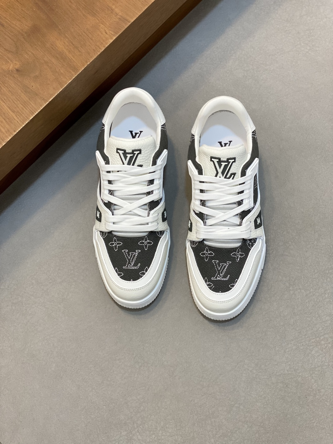 NO:604458,Lujia new color matching men's ♂trainer sneakers, this LV Trainer sneaker is made of soft grained calfskin, showing pure colors, the brand was born in 1854, the designer's handwritten brand logo is embellished on one side, virgil abloh personally designed it, a very commemorative sneaker, the new LV Louis Vuitton louis vuitton trainer sneaker low casual sports culture versatile basketball shoes  Size39-44 (38, 45, customized),,louis vuitton,louis vuitton,louis vuitton,louis vuitton,louis vuitton,sneakers,cowhide19860909驴家 新配色 男士♂trainer运动鞋,本款 LV Trainer 运动鞋取材柔软粒面小牛皮,呈现纯净色调,品牌诞生于1854年,设计师手写体品牌标识点缀一侧,virgil abloh亲自操刀设计,非常具有纪念价值的一款运动鞋,全新lv路易威登louis vuitton trainer sneaker low休闲运动文化百搭篮球板鞋 Size39-44（38、45、订做）,,louis vuitton,louis vuitton,louis vuitton,louis vuitton,louis vuitton,sneakers,cowhide,Men's shoes