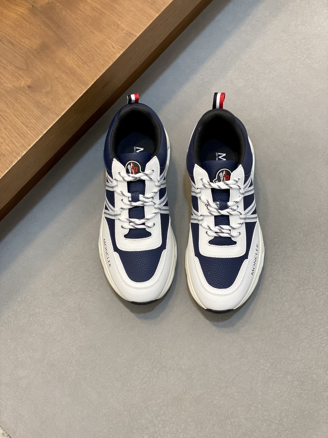 NO:604001,Moncler Mouth Men's Sports Shoes, imported cowhide and neoprene are made of various materials. The upper is designed with shoelaces and rubber inserts, with the Moncler logo on the heel. The outsole is made of TPU+rubber+high-elastic rubber foam. It has high elasticity and high wear resistance, improving comfort. Whether it is the upper or the color design, it is worth buying!  Size39-44 (38 45 customized), Moncler, sneakers, cowhide19860909Moncler蒙口 男鞋运动鞋,进口牛皮面、氯丁橡胶 各种材质拼接打造,鞋面采用鞋带和橡胶嵌件设计,后跟Moncler标志,大底采用TPU+橡胶+高弹橡胶发泡组合成型,具有高弹性高耐磨性,提高舒适性,无论是鞋面还是颜色设计都值得入手！Size39-44（38 45定做）,蒙口,Moncler,sneakers,cowhide,Men's shoes