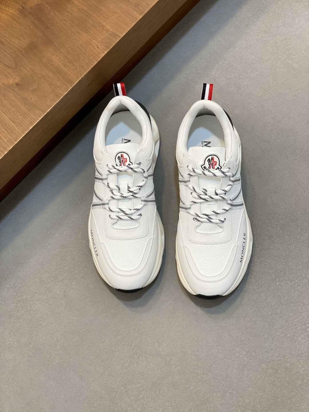 NO:604011,Moncler Mouth Men's Sports Shoes, imported cowhide and neoprene are made of various materials. The upper is designed with shoelaces and rubber inserts, with the Moncler logo on the heel. The outsole is made of TPU+rubber+high-elastic rubber foam. It has high elasticity and high wear resistance, improving comfort. Whether it is the upper or the color design, it is worth buying!  Size39-44 (38 45 customized), Moncler, sneakers, cowhide19860909Moncler蒙口 男鞋运动鞋,进口牛皮面、氯丁橡胶 各种材质拼接打造,鞋面采用鞋带和橡胶嵌件设计,后跟Moncler标志,大底采用TPU+橡胶+高弹橡胶发泡组合成型,具有高弹性高耐磨性,提高舒适性,无论是鞋面还是颜色设计都值得入手！Size39-44（38 45定做）,蒙口,Moncler,sneakers,cowhide,Men's shoes