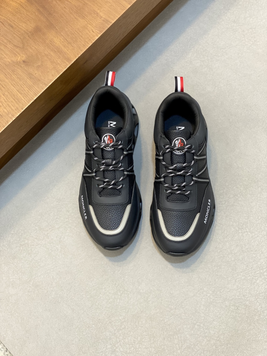 NO:620888,Moncler Mouth Men's Sports Shoes, imported cowhide and neoprene are made of various materials. The upper is designed with shoelaces and rubber inserts, with the Moncler logo on the heel. The outsole is made of TPU+rubber+high-elastic rubber foam. It has high elasticity and high wear resistance, improving comfort. Whether it is the upper or the color design, it is worth buying!  Size39-44 (38 45 customized),,Moncler,sneakers,cowhide19860909Moncler蒙口 男鞋运动鞋,进口牛皮面、氯丁橡胶 各种材质拼接打造,鞋面采用鞋带和橡胶嵌件设计,后跟Moncler标志,大底采用TPU+橡胶+高弹橡胶发泡组合成型,具有高弹性高耐磨性,提高舒适性,无论是鞋面还是颜色设计都值得入手！Size39-44（38 45定做）,,Moncler,sneakers,cowhide,Men's shoes