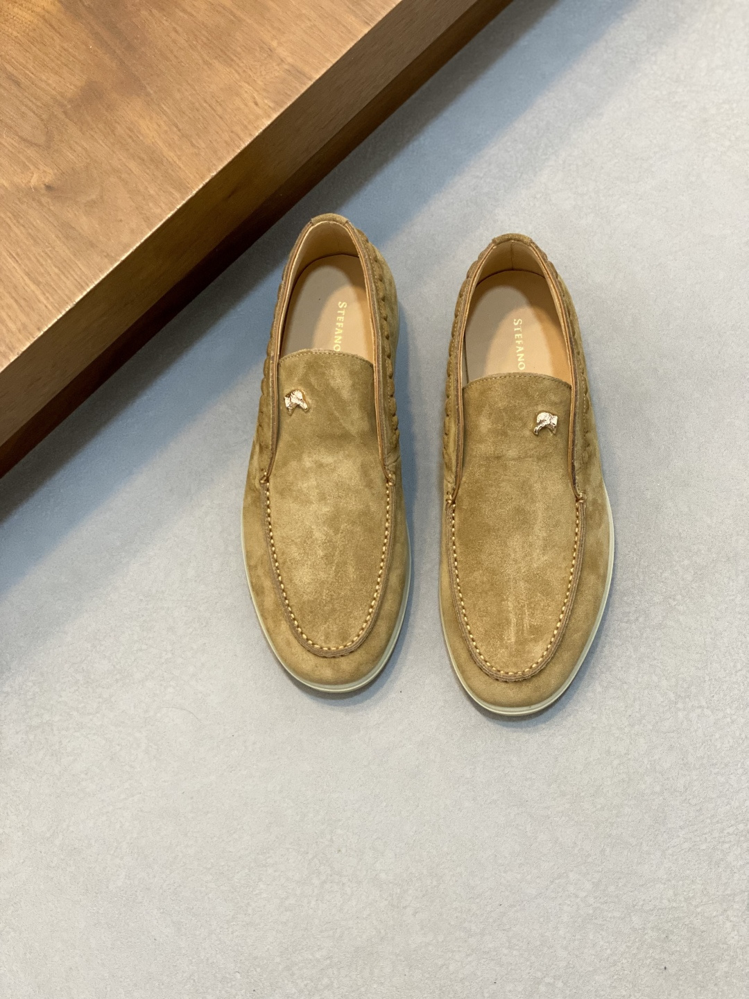 NO:603955,2025 new model!  Original quality! Stefano Ricci / Stefano Ricci men's mid-top casual shoes are made of imported original cow suede calfskin. The leather is soft and delicate, the workmanship details are in place, the soles are original design, and the comfort is excellent!  Size 39-44 (45 custom-made), Stephen-casual shoes, cowhide198609092025新款！原版品质!Stefano Ricci / 史蒂芬劳.尼治男士中帮休闲鞋,采用进口原版牛反绒小牛皮,皮质柔软细腻,做工细节到位,鞋底原版设计,舒适度极好！尺码39-44 码（45定做）,史蒂芬-休闲鞋,cowhide,Men's shoes