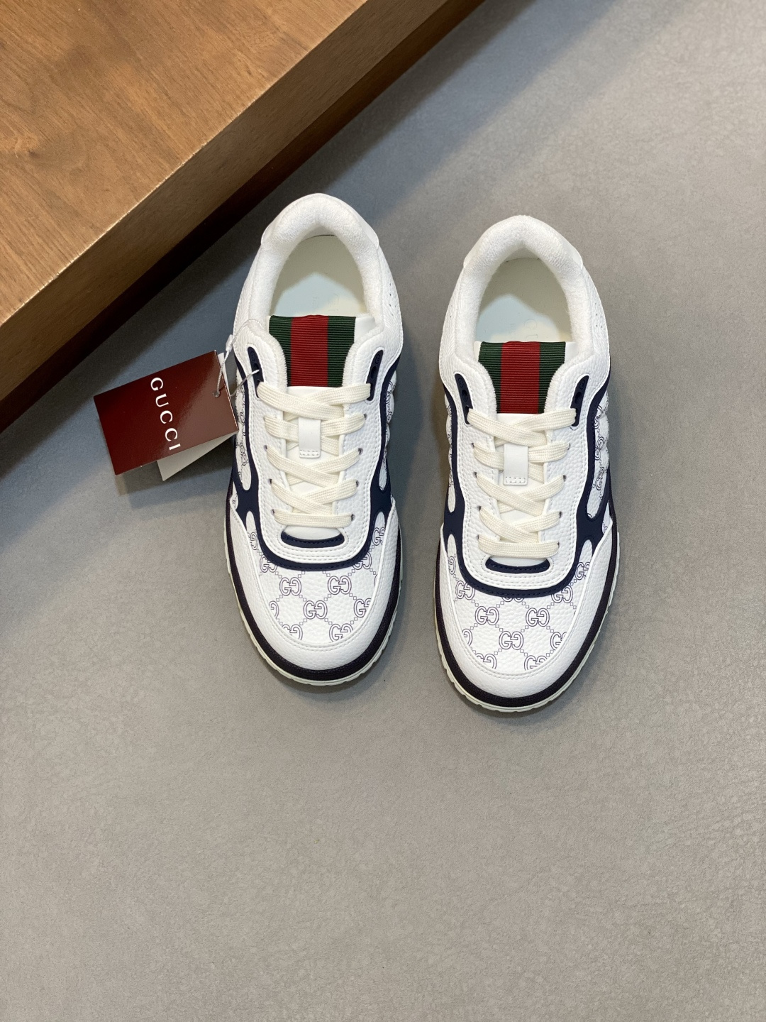 NO:603976,- As the first sneaker created by Sabato De Sarno for Gucci, the Re-Web series reinterprets the brand's classic stripes, and sets off the modern silhouette design with bold and unique details. This shoe is crafted from white leather. This new sneaker is crafted with many classic details of the brand, and is equipped with a bright red and green webbing tongue, which makes people fall in love at first sight. The white leather is soft and shiny through a special process, with a grained texture obtained by embossing.  Script Gucci logo and interlocking G web label with interlocking G and script Gucci logo Rubber outsole with interlocking G detail eyelets Web tongue tongue Size39-44 (customized for 38, 45), Gucci casual shoes, gucci, sneakers19860909- 作为Sabato De Sarno为Gucci打造的首款运动鞋,Re-Web系列焕新演绎品牌经典条纹,以大胆不羁的别致细节衬映现代感十足的廓形设计.这款鞋履以白色皮革匠心打造.这款全新运动鞋匠心缀饰多个品牌经典细节,配以亮眼的红绿织带鞋舌,让人一见倾心. 白色皮革经特殊工艺处理柔软而有光泽,配以压印而得的颗粒状纹理 手写体Gucci标识和互扣式双G织带标牌饰互扣式双G和手写体Gucci标识橡胶外底饰互扣式双G细节孔眼 饰织带鞋舌 Size39-44（38、45订做）,古奇 休闲鞋,gucci,sneakers,Men's shoes