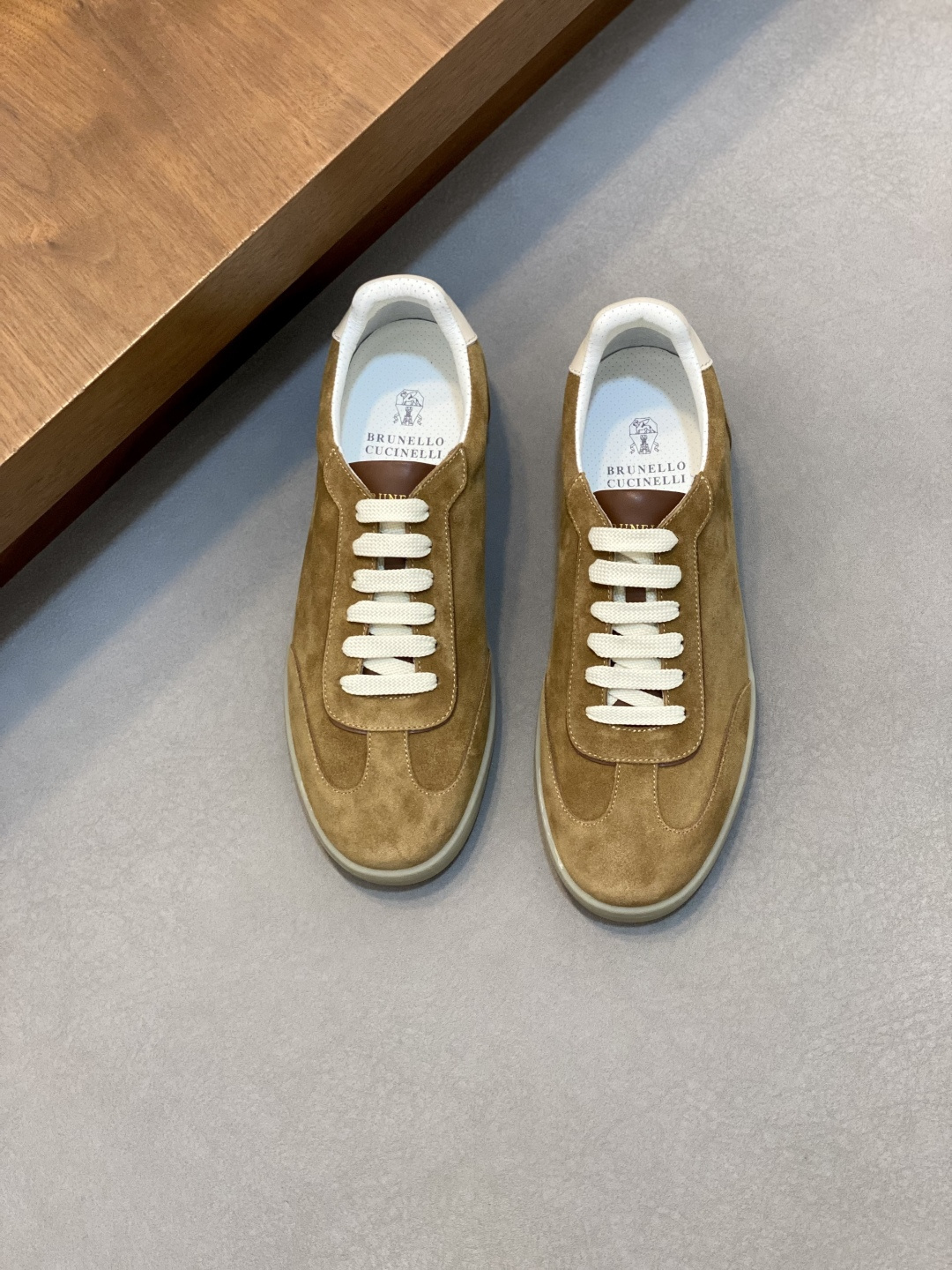 NO:603934,Brunello Cucinelli men's casual shoes | The material highlights the fashionable and simple style of this rubber-soled shoe | The suede-textured upper is elegant and soft | Combined with the rubber sole, it creates a flexible and light comfortable foot feel | Upper material: cow suede fabric | The lining is made of imported punched cowhide. Size 39-44 (45.46 custom-made), BC casual shoes, brunello cucinelli, cowhide19860909Brunello Cucinelli男士休闲鞋｜材质彰显出这款胶底鞋的时尚、简约风格｜绒面质感的鞋面雅致、柔软｜结合在橡胶鞋底上,营造出灵活和轻盈的舒适脚感｜ 帮面材质牛反绒面料｜内里采用进口冲口牛皮 尺码39-44（45.46定做),BC休闲鞋,brunello cucinelli,cowhide,Men's shoes