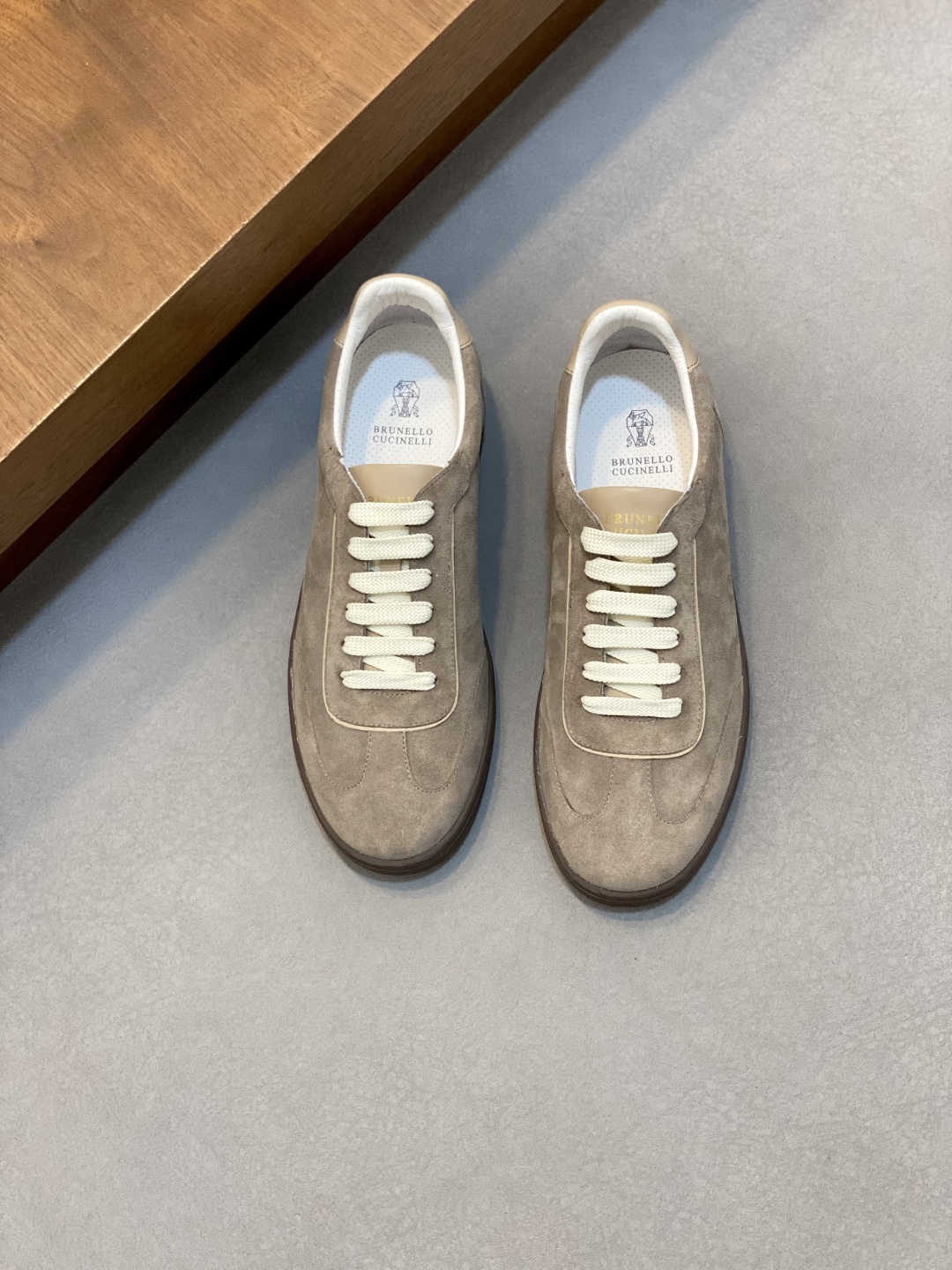 NO:603983,Brunello Cucinelli men's casual shoes | The material highlights the fashionable and simple style of this rubber-soled shoe | The suede-textured upper is elegant and soft | Combined with the rubber sole, it creates a flexible and light comfortable foot feel | Upper material: cow suede fabric | The lining is made of imported punched cowhide. Size 39-44 (45.46 custom-made), BC casual shoes, brunello cucinelli, cowhide19860909Brunello Cucinelli男士休闲鞋｜材质彰显出这款胶底鞋的时尚、简约风格｜绒面质感的鞋面雅致、柔软｜结合在橡胶鞋底上,营造出灵活和轻盈的舒适脚感｜ 帮面材质牛反绒面料｜内里采用进口冲口牛皮 尺码39-44（45.46定做),BC休闲鞋,brunello cucinelli,cowhide,Men's shoes