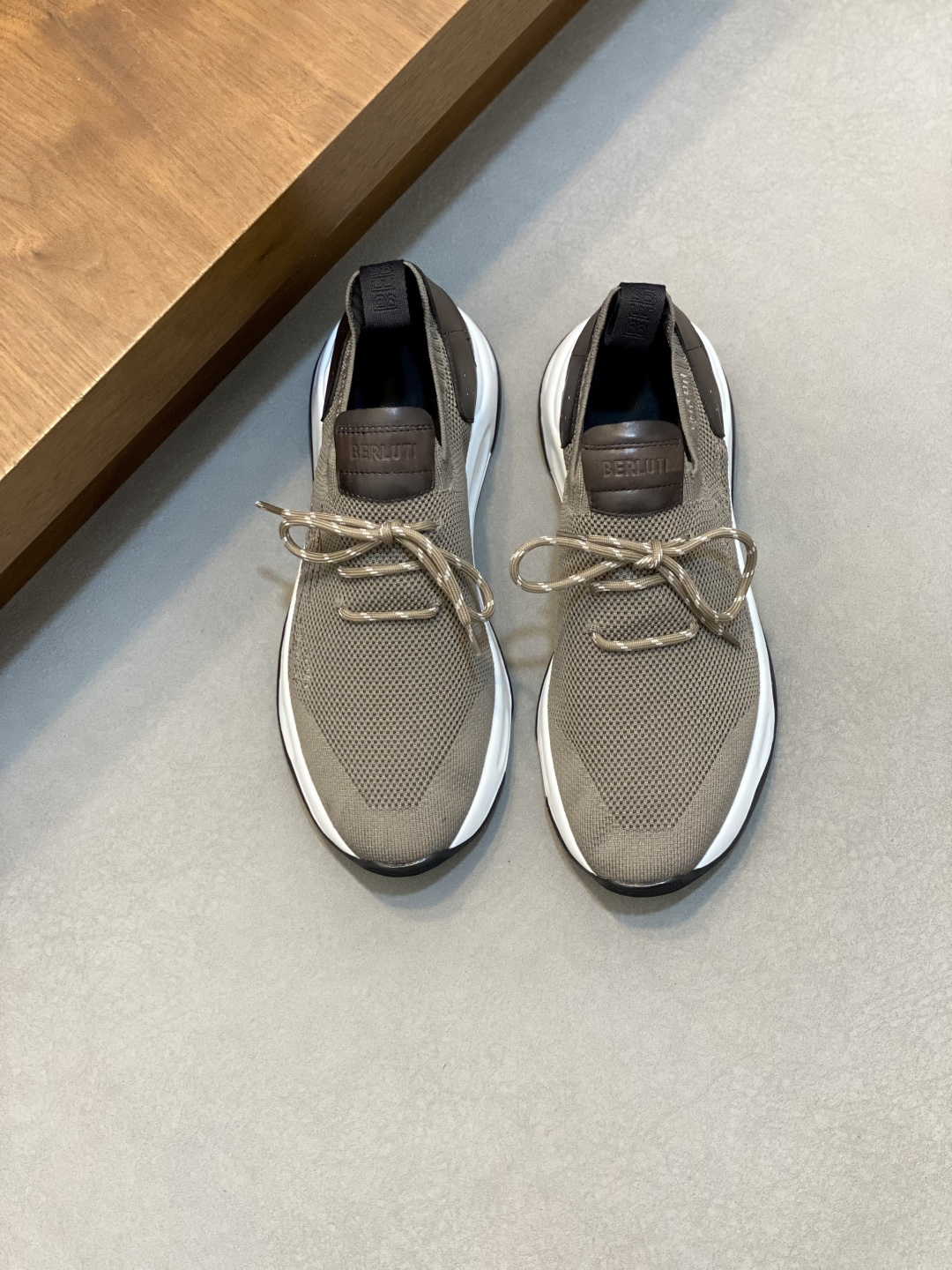 NO:603995,New spring and summer series, the only version in the market, Berlut* Shadow men's sports shoes. The original version was purchased in Hong Kong and developed as the brand's first knitted sports shoes. This pair of socks is made of lightweight and extremely tough knitted fabric, two-color high-density fly weaving. All details are broken down and developed by ZP. With the signature calfskin embryo hand-rubbed and color-changing process, it can be said to be Berlut*  A perfect encounter between traditional exquisite craftsmanship and fabric technology innovation. Uneven upper and lower electric embroidery 1985!  The original B letter is embroidered by disconnection, not the ordinary computer embroidery on the market in one go!  The original embroidery is full and has a strong three-dimensional effect!  (Ordinary needlework on the market is completely different from the original taste!) ZP disassembly (inside and outside two colors) is a two-color high-density fly weave!  Restore the ZP double-layered brand logo feet. The inside is smooth and comfortable. The internal standard code is also a handwritten code!  Original code!  Exclusive private model outsole, all details are perfectly restored... The packaging box is also privately customized with 1895 logo, real pressure-free entry and exit from the counter. Size39-44 (45, customized), Bruti, sneakers, cowhide, socks19860909春夏新品系列,市场唯一对版版本 布鲁提 Berlut* Shadow男士运动鞋履 .香港购入原版开发打造作为品牌首款针织运动鞋履,这双袜子鞋用轻盈且极富韧性的针织面料,双色高密度飞织制成 所有细节ZP一一分解开发 搭配招牌的小牛皮皮胚手工擦色改色工艺,可以说是Berlut* 传统精湛工艺和面料技术革新的一次完美邂逅.上下不平整电绣1985！原版B字断开绣成 并非市场普通电脑绣一次绣成！原版刺绣饱满 凹凸立体感强！（市场普通针车绣起来完完全全脱离原版味道！） ZP拆解（内外两色）属双色高密度飞织！还原ZP双层品牌logo垫脚 内里平整舒适内标编码也是手写码数！原版标码！独家私模大底,所有细节完美还原……包装盒也是私人定制1895logo 真正的进出专柜无压力 Size39-44（45、订做）,布鲁提,sneakers,cowhide,socks,Men's shoes