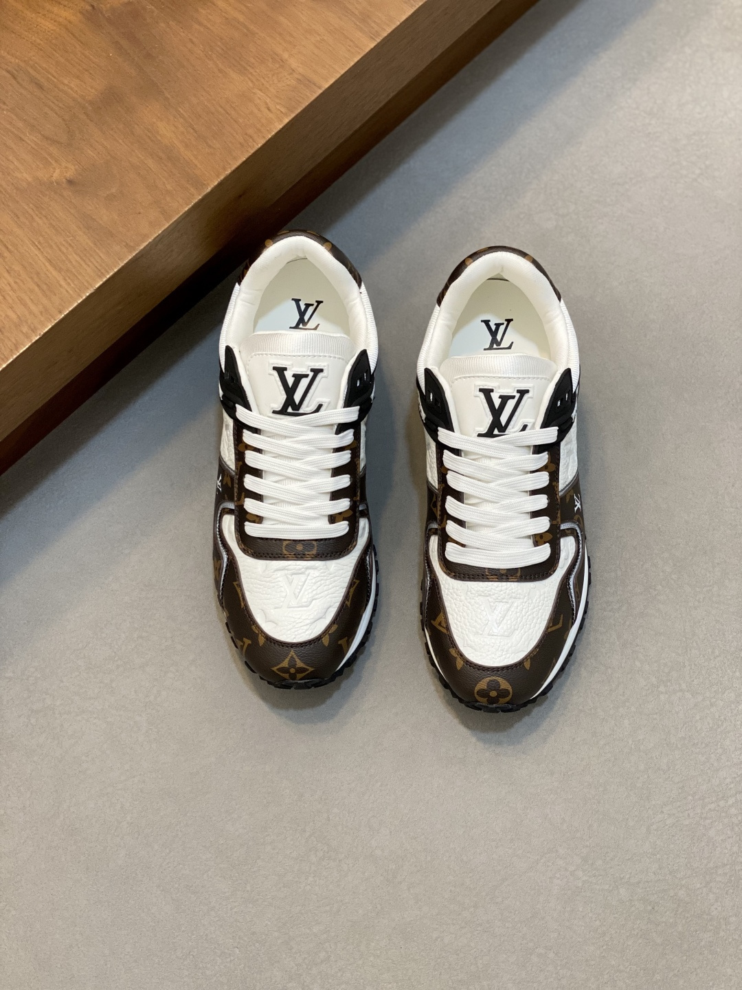 NO:604002,Loui* Vuitto* x Nike are trendy and cool men's casual sports shoes. The color matching is invincible. The design idea basically continues the style of THE TEN. The Swoosh line and tongue label have a very familiar visual effect, and they have both fashion and trend attributes!  A must-have for fashionistas!  The effect on your feet is absolutely stunning!  Size39-44 (38 45 customized),Louis Vuitton,louis vuitton,louis vuitton,stuart weitzman,sneakers19860909Loui* Vuitto* x Nike 潮酷男士休闲运动鞋,配色无敌,设计思路基本上是延续 THE TEN 的风格,Swoosh 车线、鞋舌标签视觉效果相当熟悉,兼具时尚与潮流属性！潮人必备！上脚效果绝对惊艳！ Size39-44（38 45定做）,路易威登,louis vuitton,louis vuitton,stuart weitzman,sneakers,Men's shoes