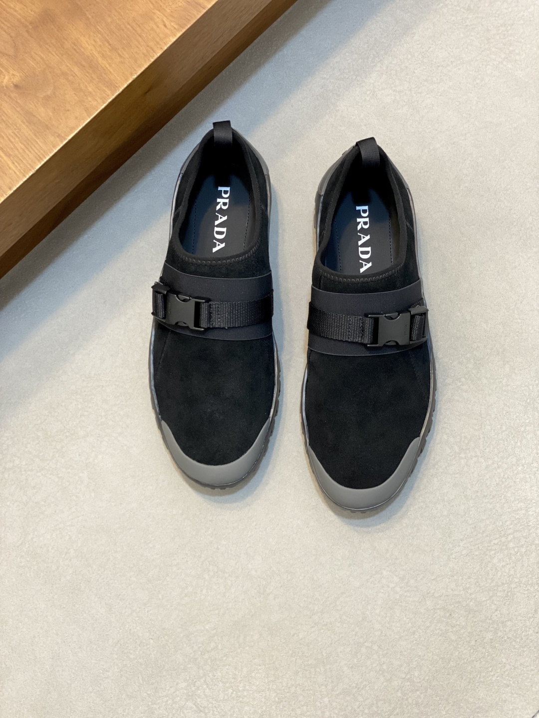 NO:604017,Prada/Prada's new men's spliced ​​casual sports shoes. These sports shoes use exquisite stitching technology to outline a unique geometric texture, and contemporary lines and details reinterpret the classic sports style. They are made of ultra-official material uppers, and the lining is all cowhide. They are lightweight, breathable, practical and versatile. The tongue is decorated with the Prada Milano logo, and the logo print is embellished with laces. It is paired with a 2.5cm two-color rubber sole to create a comfortable wearing experience. Comes with a full set of original packaging dust bag!  Size 39-40-41-42-43-44 standard leather shoe size, Prada, prada, prada, sneakers, cowhide19860909Prada/普拉达 新款男士拼接休闲运动鞋 这款运动鞋以精湛的缝线工艺勾勒出别具一格的几何纹理,当代风格线条与细节重新演绎经典的运动风格.采用超官网材质鞋面,内里垫脚全牛皮,轻便透气,实用百搭,鞋舌饰以Prada Milano标识,徽标印花点缀鞋带,搭配2.5cm双色橡胶鞋底,缔造舒适的穿着体验.配全套原包装防尘袋！ 尺码39-40-41-42-43-44 标准皮鞋尺码,普拉达,prada,prada,sneakers,cowhide,Men's shoes