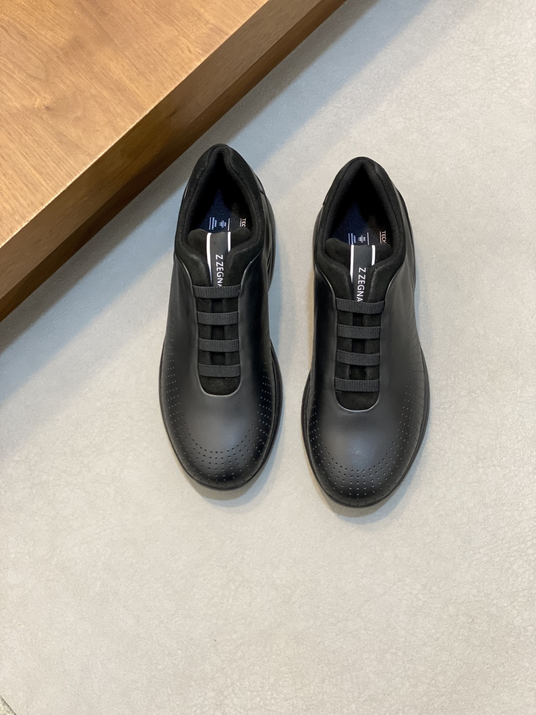 NO:604007,ZEGNA/ Zegna men's new leather casual sports shoes, a high-quality product produced in Dongguan. The shoes are made of soft sheep leather and suede. They have a versatile low-top toe style, with elastic webbing details on the front and a logo on the tongue. The style is fashionable and trendy. The lightweight foam rubber outsole and fabric lining are very light and breathable for the upper foot, non-slip and have strong grip!  Suitable for daily wear, sports, hiking and outdoor use!  Completely furnished and comes with dust bag!  Size 39-40-41-42-43-44 Standard leather shoe size (45 can be customized and does not support returns), Zegna, zegna, sneakers, sheepskin, chamois leather19860909ZEGNA/杰尼亚 男士新款皮革休闲运动鞋 莞产重工精品,鞋履采用柔软羊皮革和麂皮制成,百搭的低帮套脚款式,正面点缀弹力织带细节,鞋舌饰以logo徽标,款式时尚潮流.轻质发泡橡胶大底,织物内里垫脚,上脚非常轻便透气,防滑、抓地性强！适用于日常穿搭、运动徒步户外！配套齐全,附防尘袋！ 码数39-40-41-42-43-44 标准皮鞋码（45可定做不支持退换）,杰尼亚,zegna,sneakers,sheepskin,chamois leather,Men's shoes