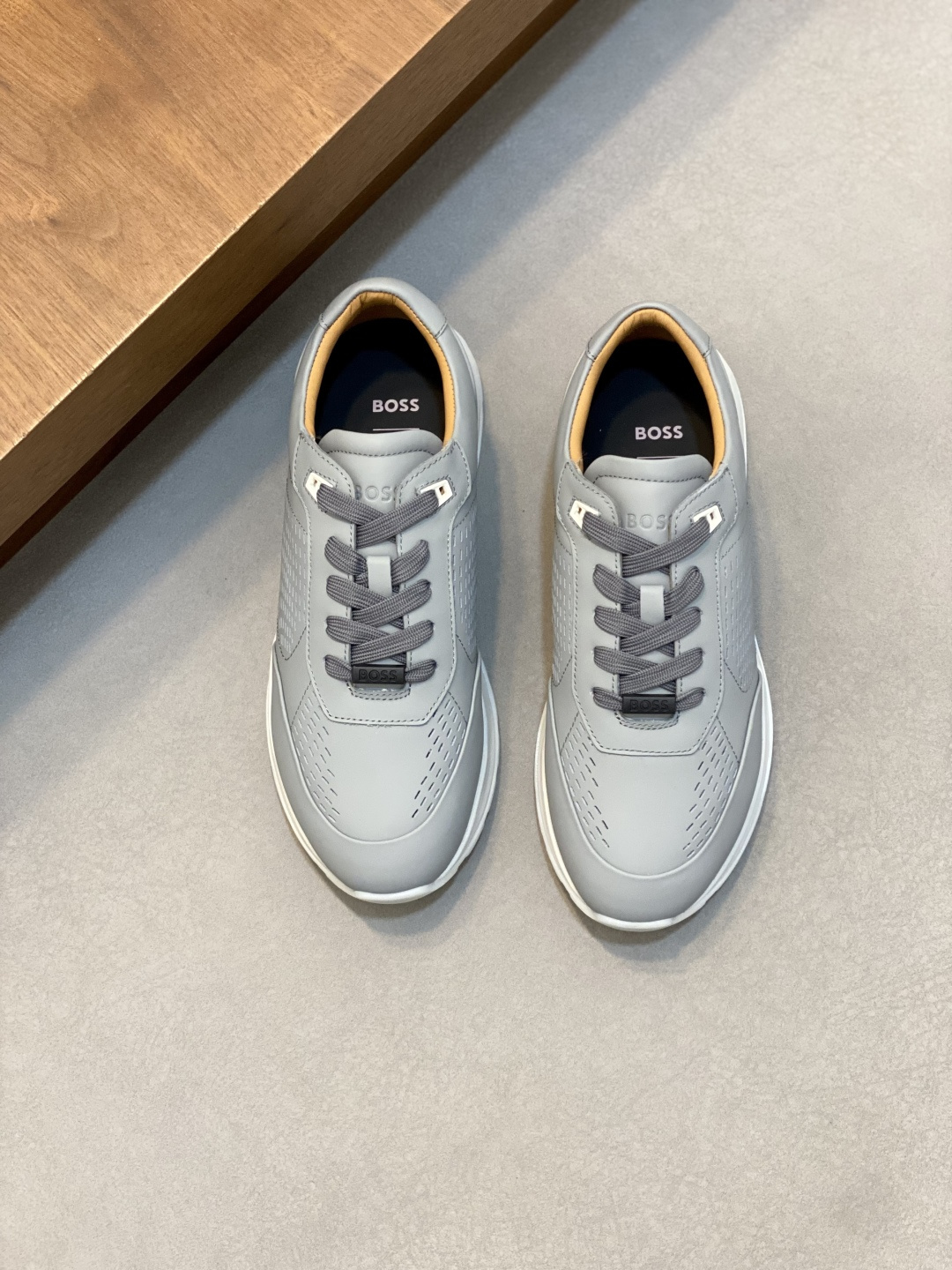 NO:620695,BOSS men's new leather low-top casual sports shoes, top quality Dongguan-made, BOSS lace-up casual sports shoes, made of cow suede leather with punched details, fine and shiny leather, hand polished, you can touch the silky feel of the leather with your hands, calfskin foot pads, the upper foot is soft, comfortable and breathable, BOSS decoration on the sides and tongue  Brand logo, shoelaces decorated with logo buckle, heel wrapped, EVA foam + anti-slip wear-resistant rubber combination outsole, three colors available, comes with original box packaging dust bag!  Code number 39-40-41-42-43-44 (45 customized) standard leather shoe size, sneakers, cowhide19860909BOSS 男士新款皮革低帮休闲运动鞋 莞产顶级高品,BOSS系带休闲运动鞋,采用牛反绒革冲孔细节、皮质细腻有光泽,手工抛光处理,可以用手抚摸出皮料的丝滑感,小牛皮垫脚,上脚柔软舒适透气,侧面及鞋舌饰 BOSS 品牌徽标,鞋带饰有logo扣饰,后跟包裹处理,eva发泡+防滑耐磨橡胶组合大底,三色可选,配原盒包装防尘袋！ 码数39-40-41-42-43-44（45订做）标准皮鞋码,,sneakers,cowhide,Men's shoes