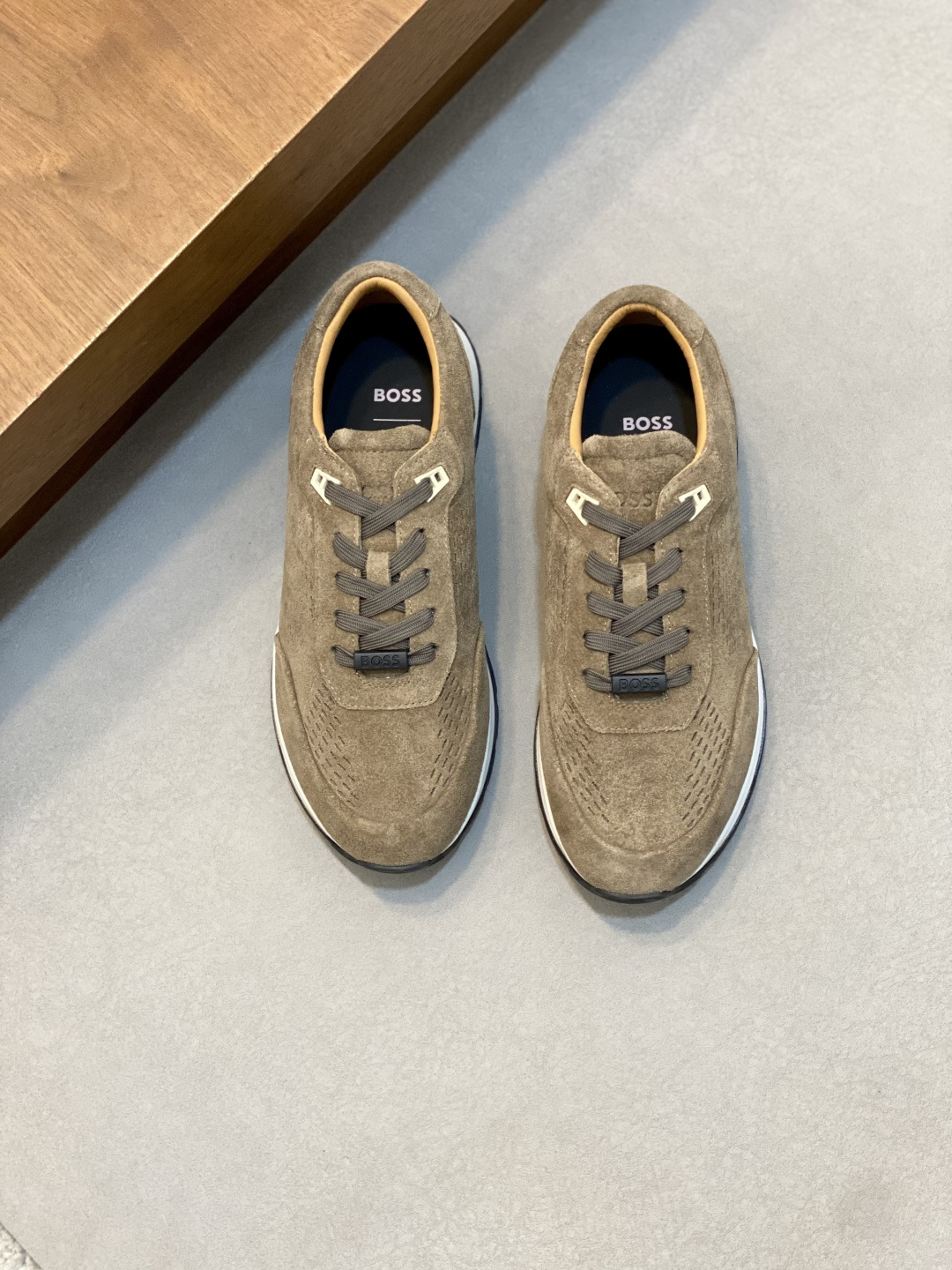 NO:604042,BOSS men's new leather low-top casual sports shoes, top quality Dongguan-made, BOSS lace-up casual sports shoes, made of cow suede leather with punched details, fine and shiny leather, hand polished, you can touch the silky feel of the leather with your hands, calfskin foot pads, the upper foot is soft, comfortable and breathable, BOSS decoration on the sides and tongue  Brand logo, shoelaces decorated with logo buckle, heel wrapped, EVA foam + anti-slip wear-resistant rubber combination outsole, three colors available, comes with original box packaging dust bag!  Size 39-40-41-42-43-44 (45 customized) standard leather shoe size, BOOS casual shoes, sneakers, cowhide19860909BOSS 男士新款皮革低帮休闲运动鞋 莞产顶级高品,BOSS系带休闲运动鞋,采用牛反绒革冲孔细节、皮质细腻有光泽,手工抛光处理,可以用手抚摸出皮料的丝滑感,小牛皮垫脚,上脚柔软舒适透气,侧面及鞋舌饰 BOSS 品牌徽标,鞋带饰有logo扣饰,后跟包裹处理,eva发泡+防滑耐磨橡胶组合大底,三色可选,配原盒包装防尘袋！ 码数39-40-41-42-43-44（45订做）标准皮鞋码,BOOS 休闲鞋,sneakers,cowhide,Men's shoes