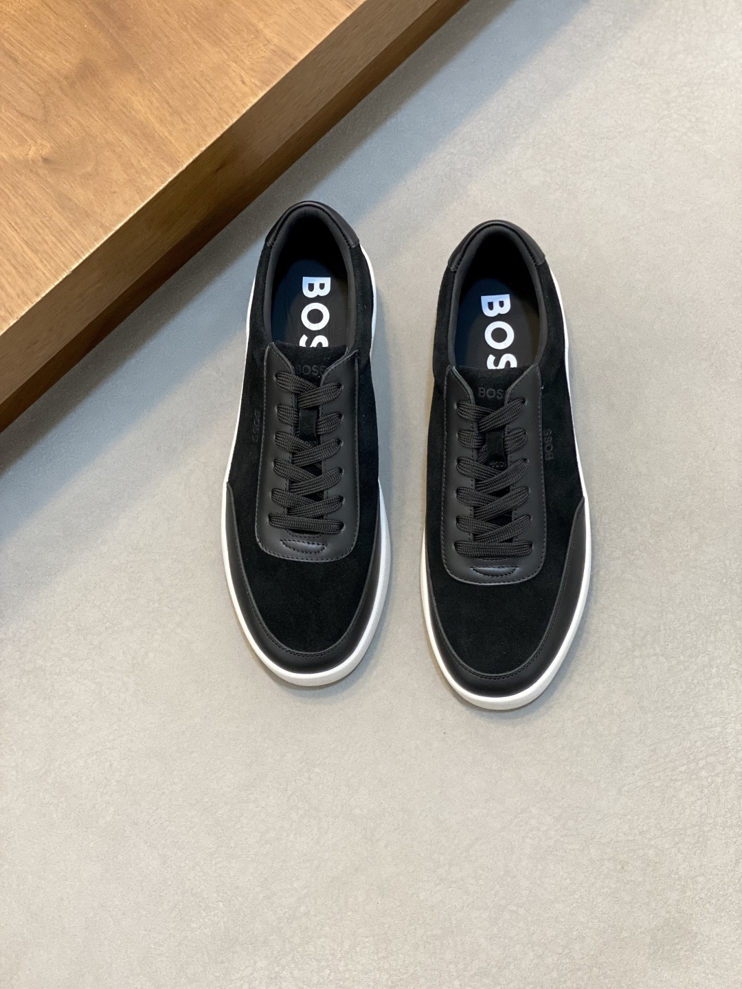 NO:620353,BOSS men's new slip-on leather casual sneakers are now available!  Carefully crafted from imported pebbled calfskin, the leather is soft, delicate and shiny, with leather tassel pendant decoration on the upper, meticulous and even handmade mark routing, classic casual style, non-slip and wear-resistant rubber outsole, light and comfortable, foot set design with soft cowhide lining and feet, the upper foot is comfortable and breathable, and comes with a dust bag packed in the original box!  Size 39-40-41-42-43-44 (45.46 customized) standard leather shoe size, BOOS casual shoes, cowhide19860909BOSS男士新款套脚皮革休闲板鞋出货！ 选用进口荔枝纹小牛皮精心制作,皮质柔软细腻有光泽,鞋面皮革流苏吊坠装饰,细致均匀的手工马克走线,经典休闲版型,防滑耐磨橡胶大底,轻便舒适,套脚设计搭配柔软牛皮内里及垫脚,上脚舒适透气,配原盒包装防尘袋！ 尺码39-40-41-42-43-44（45.46订做）标准皮鞋码数,BOOS 休闲鞋,cowhide,Men's shoes