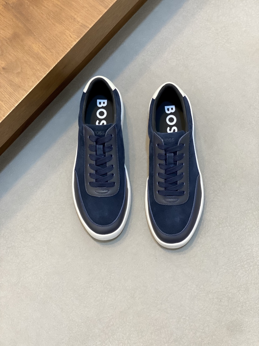 NO:603990,BOSS men's new slip-on leather casual sneakers are now available!  Carefully crafted from imported pebbled calfskin, the leather is soft, delicate and shiny, with leather tassel pendant decoration on the upper, meticulous and even handmade mark routing, classic casual style, non-slip and wear-resistant rubber outsole, light and comfortable, foot set design with soft cowhide lining and feet, the upper foot is comfortable and breathable, and comes with a dust bag packed in the original box!  Size 39-40-41-42-43-44 (45.46 customized) standard leather shoe size, BOOS casual shoes, cowhide19860909BOSS男士新款套脚皮革休闲板鞋出货！ 选用进口荔枝纹小牛皮精心制作,皮质柔软细腻有光泽,鞋面皮革流苏吊坠装饰,细致均匀的手工马克走线,经典休闲版型,防滑耐磨橡胶大底,轻便舒适,套脚设计搭配柔软牛皮内里及垫脚,上脚舒适透气,配原盒包装防尘袋！ 尺码39-40-41-42-43-44（45.46订做）标准皮鞋码数,BOOS 休闲鞋,cowhide,Men's shoes