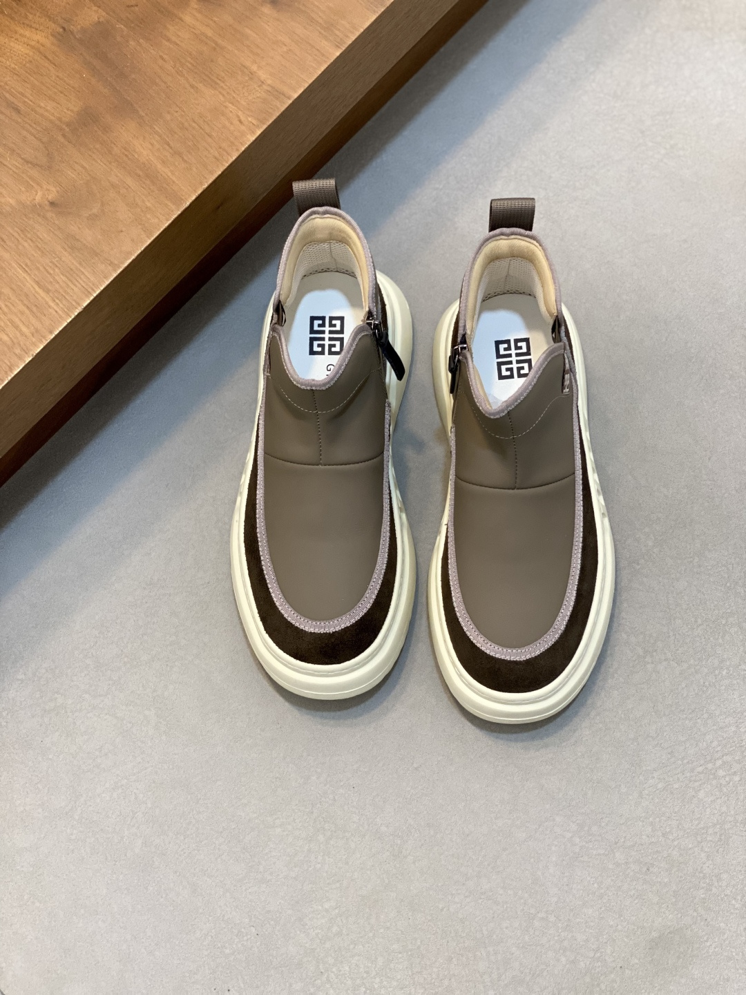 NO:604056,Gv *y~ Brand new GIV 1 men's thick-soled and elevated casual sports shoes, the uppers are made of high-quality calfskin and breathable fabric!  The on-foot effect is handsome and stylish, with an increase of 4CM to enhance the aura. The shoe body is designed with contrasting colors and is decorated with 4G LOGO and three-dimensional GIVENCHY logo. The lightweight TPU foam outsole makes the foot feel light and comfortable!  Size39-44 (customized for 38.45), Givenchy casual shoes, givenchy, givenchy, sneakers, cowhide19860909Gv *y～全新GIV 1男士厚底增高休闲运动鞋,鞋面高品质小牛皮拼接透气布面制成！上脚效果帅气有型,增高4CM,提升气场,鞋身撞色拼接设计,饰有4G LOGO标志和立体GIVENCHY标志.轻质TPU发泡大底,脚感轻便舒适！ Size39-44（38.45定做）,纪梵希休闲鞋,givenchy,givenchy,sneakers,cowhide,Men's shoes