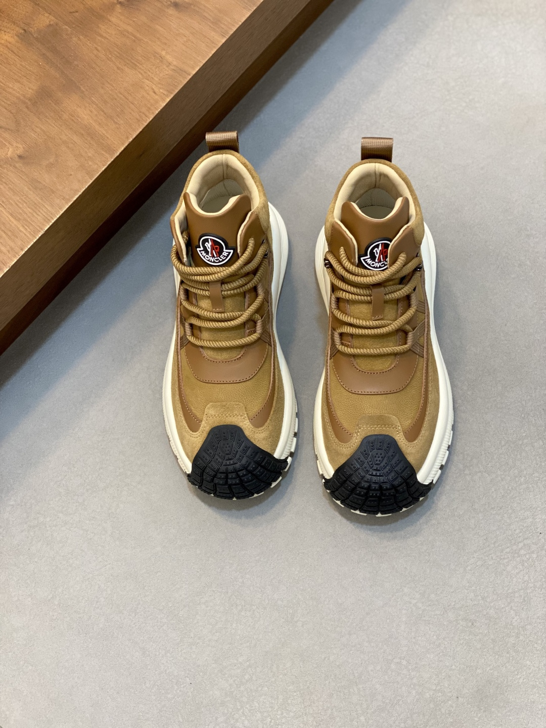 NO:604059,Moncler men's sports shoes, imported breathable mesh, neoprene, made of various materials, the upper is designed with shoelaces and rubber inserts, with the Moncler logo on the heel, and the outsole is made of TPU+rubber+high-elastic rubber foam. It has high elasticity and high wear resistance, improving comfort. Whether it is the upper or the color design, it is worth buying!  Size39-44 (38 45 customized), Moncler, sneakers19860909Moncler蒙口 男鞋运动鞋,进口透气网面、氯丁橡胶 各种材质拼接打造,鞋面采用鞋带和橡胶嵌件设计,后跟Moncler标志,大底采用TPU+橡胶+高弹橡胶发泡组合成型,具有高弹性高耐磨性,提高舒适性,无论是鞋面还是颜色设计都值得入手！Size39-44（38 45定做）,蒙口 休闲鞋,Moncler,sneakers,Men's shoes