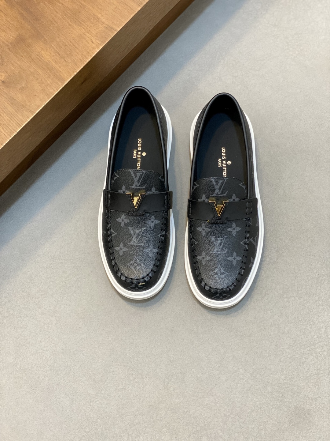 NO:620400,LOUIS VUITTON【Luden Yiwei】New trendy Lv is on the market, the original version of casual and fashionable men's shoes is shipped at 1:1. The upper is made of imported brand leather + cowhide lining, the original wear-resistant rubber outsole, the version is simple and elegant, exclusive for trendy men. 38-45 (customized at 38.45), Louis Vuitton, louis vuitton, louis vuitton, louis vuitton, cowhide19860909LOUIS VUITTON【路登易威】全新潮款Lv上市,休闲时尚男鞋原版1:1出货 鞋面采用进口品牌皮料+牛皮内里,原版耐磨橡胶大底,版型简洁大气,潮男专属.38-45（38.45订做）,路易威登,louis vuitton,louis vuitton,louis vuitton,cowhide,Men's shoes