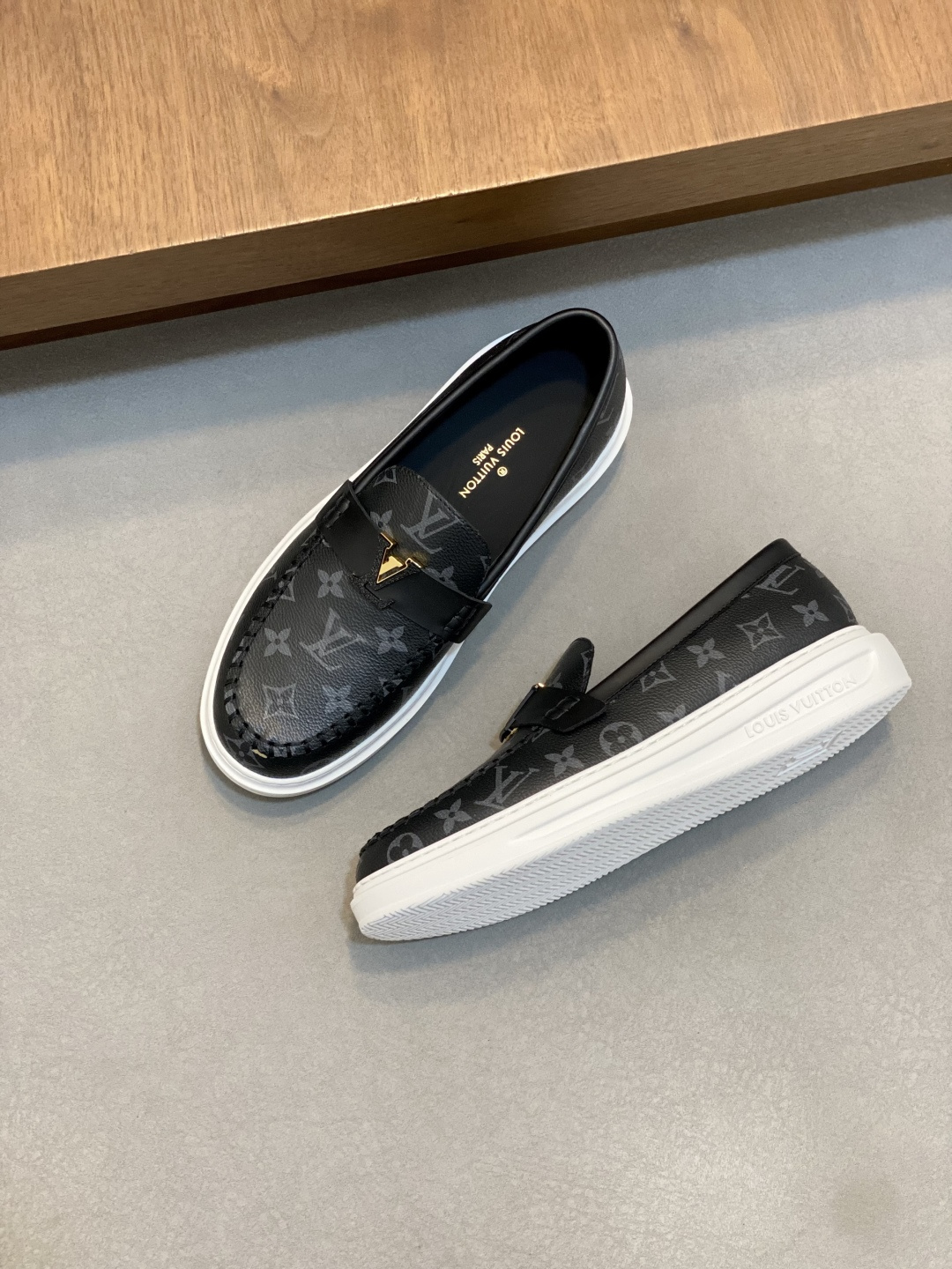 【路登易威】全新潮款Lv上市🎁,休闲时尚男鞋👟原版1:1出货✅ 鞋面采用进口品牌皮料+牛皮内里,原版耐磨橡胶大底,版型简洁大气,潮男专属 (38.45订做)