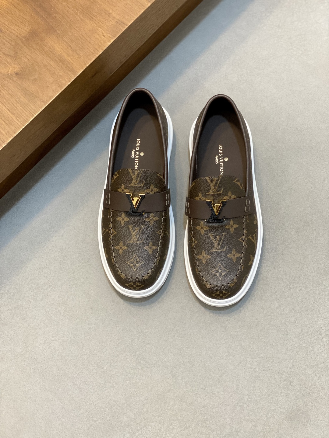 NO:604061,LOUIS VUITTON【Luden Yiwei】New trendy Lv is on the market, the original version of casual and fashionable men's shoes is shipped at 1:1. The upper is made of imported brand leather + cowhide lining, the original wear-resistant rubber outsole, the version is simple and elegant, exclusive for trendy men. 38-45 (customized at 38.45), Louis Vuitton, louis vuitton, louis vuitton, louis vuitton, cowhide19860909LOUIS VUITTON【路登易威】全新潮款Lv上市,休闲时尚男鞋原版1:1出货 鞋面采用进口品牌皮料+牛皮内里,原版耐磨橡胶大底,版型简洁大气,潮男专属.38-45（38.45订做）,路易威登,louis vuitton,louis vuitton,louis vuitton,cowhide,Men's shoes