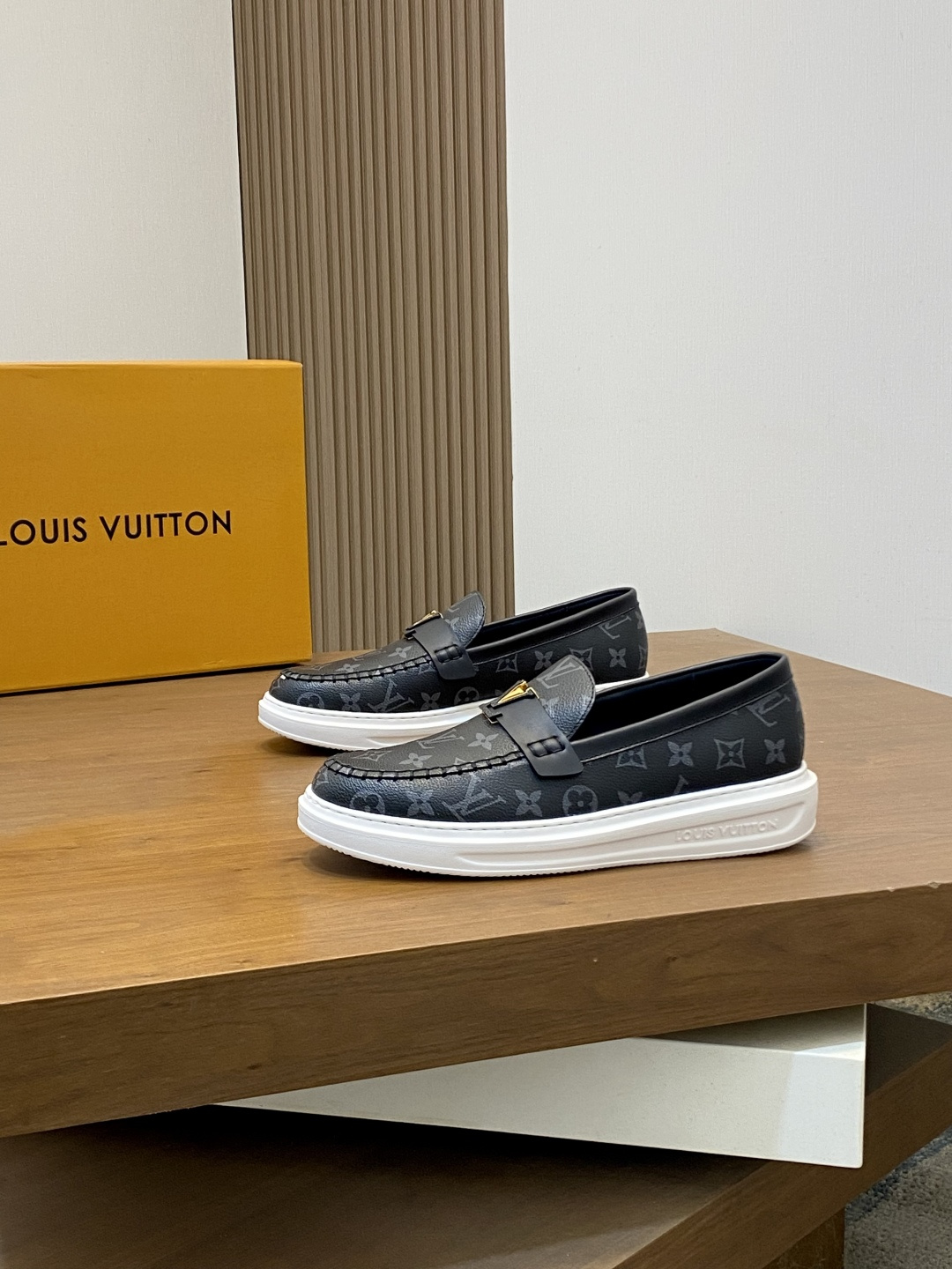 【路登易威】全新潮款Lv上市🎁,休闲时尚男鞋👟原版1:1出货✅ 鞋面采用进口品牌皮料+牛皮内里,原版耐磨橡胶大底,版型简洁大气,潮男专属 (38.45订做)