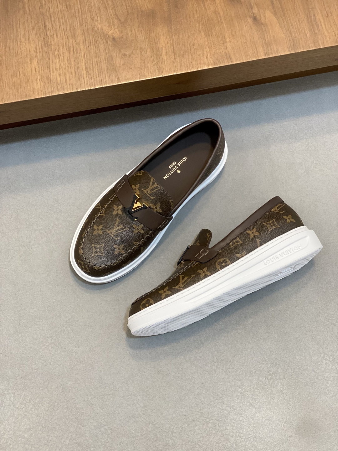 【路登易威】全新潮款Lv上市🎁,休闲时尚男鞋👟原版1:1出货✅ 鞋面采用进口品牌皮料+牛皮内里,原版耐磨橡胶大底,版型简洁大气,潮男专属 (38.45订做)