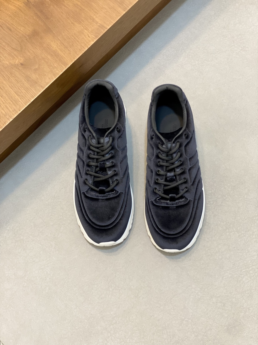 NO:620587,Giorgio Armani/Armani men's new leather casual sports arrive  This model offers original design, using imported Nappa cowhide leather upper, which is super soft, comfortable and breathable, novel in style and full of vitality. It creates a modern high-tech style and is an ideal shoe for urban life. It is equipped with metal enamel eyelets and round shoelaces, cowhide lining and embossed logo foot pads. The non-slip, wear-resistant and high-elastic IP rubber outsole is durable, ensuring support and stability, and is comfortable to wear. With outstanding friction, shock absorption effect and moderate support, it has excellent performance and is worth owning!  Comes with original box and dust bag!  Size 39-40-41-42-43-44 (45.46 customized) standard leather shoe size, Armani casual shoes, armani, armani, cowhide19860909Giorgio Armani/阿玛尼 男士新款皮革休闲运动到货 这款提供原创设计,采用进口纳帕牛皮鞋面,超级柔软舒适透气,款式新颖,活力十足,打造出富有现代气息的高科技造型,是都市生活的理想鞋履.配有金属珐琅鞋眼及圆形鞋带,牛皮内里及压纹徽标脚垫,防滑耐磨高弹IP橡胶大底经久耐穿,确保支撑力与稳定性,穿着舒适不凡.具备出众的摩擦力、减震效果和适度支撑,性能优异,值得拥有！配原盒包装防尘袋！ 码数39-40-41-42-43-44（45.46订做）标准皮鞋码,阿玛尼 休闲鞋,armani,armani,cowhide,Men's shoes