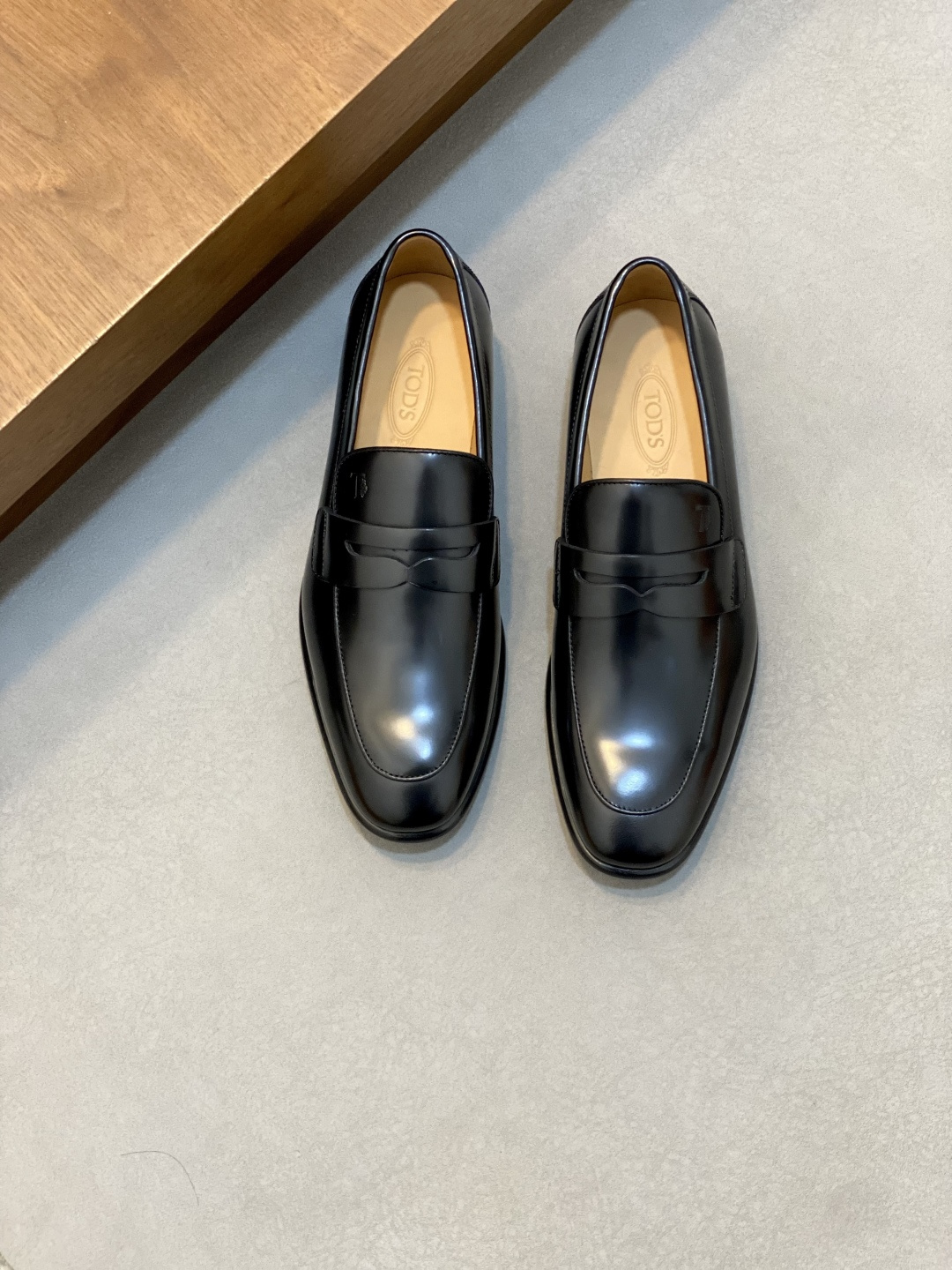 NO:620607,TODS/Men's classic Loaf men's business formal shoes!  The unique leather upper is made of open-edge beaded cowhide imported from Italy, with fine leather and good gloss, imported French motorcycle piping technology, and exquisite stitching. The inner lining is originally dyed calfskin, which is resistant to creases and is not easy to deform, and is durable. The calfskin feet are effectively sweat-absorbent and breathable. The bottom layer of imported leather embryos, the forefoot is matched with Vibram rubber sole, and the backfoot rubber patch is anti-slip and wear-resistant, has very good toughness, and effectively relieves foot fatigue. Semi-Goodyear cold bonding process crystallizes art  .Simple foot last type, clean, simple and elegant!  Comes with a full set of original packaging, sizes 39-40-41-42-43-44 (38.45 customized) standard leather shoe size, TOD'S leather shoes, Tod's, loafers, cowhide19860909TODS/男士经典乐福男士商务正装鞋！ 独m采用意大利进口开边珠牛皮鞋面,皮质细腻光泽度好,进口机车法国滚边工艺,精致车工缝线.内里本染小牛皮,耐折痕不易变形,经久耐穿,小牛皮垫脚,有效吸汗透气.进口皮胚底层,前掌搭配搭配Vibram橡胶鞋底,后掌橡胶贴片,防滑耐磨,韧性非常好,有效缓解脚疲劳.半固特异冷粘工艺结晶艺术品 .简洁套脚楦型 ,干净利索,简约大方！配全套原包装 尺码39-40-41-42-43-44（38.45订做）标准皮鞋码,TOD'S皮鞋,Tod's,loafers,cowhide,Men's shoes