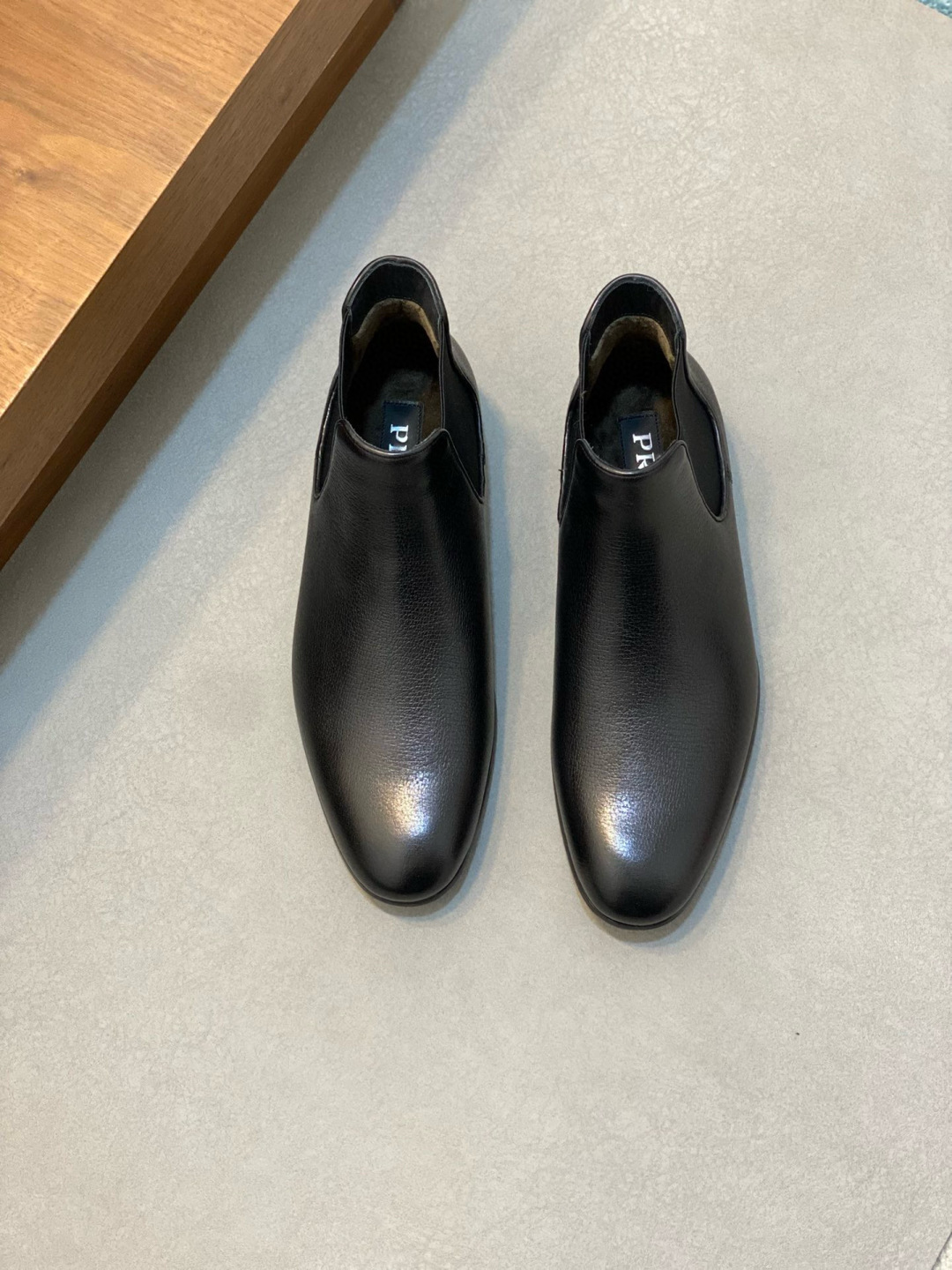 NO:620636,Prada/Prada Saffiano leather Chelsea plush short boots [black velvet lining optional] Top quality products made in Guangzhou, ready for sale!  These boots have a tapered silhouette, with iconic stretch elastic fabric on the sides, showing exquisite fashion and full of modern flavor. They have selected tree-grained calfskin uppers with distinctive grain texture, soft and delicate leather texture, plush lining with cowhide logo foot pads, genuine leather outsole with anti-slip VIBROM rubber and heel cladding on the forefoot, which provides excellent upper foot comfort. A British-style thin-sole handsome version, exclusive for male gods, a standard accessory for men's shoe cabinets, highly recommended!  Comes with original box packaging and dust bag, small quantity available from stock, first come first served!  Size 38-39-40-41-42-43-44 Leather shoe size, Prada Men's boots, prada, prada, boots, cowhide, Leather soles19860909Prada/普拉达 Saffiano皮革切尔西绒毛短靴【黑色有绒里皮里可选】 莞产顶级精品,现货发售！ 这款靴子采用锥形廓形,侧面配有标志性特色弹力松紧布,尽显精致时尚,现代气息十足,精选树纹小牛皮鞋面,鲜明的纹理质感,皮质质感柔软细腻,绒毛内里带牛皮logo垫脚,真皮大底前掌带防滑VIBROM橡胶和鞋跟包层,上脚舒适度极好.偏英伦薄底帅气版型,男神专属杀器,男人鞋柜标配精品,强烈推荐！ 配原盒包装防尘袋,少量现货供应,先到先得！ 尺码38-39-40-41-42-43-44 皮鞋尺码,普拉达 男靴,prada,prada,boots,cowhide,Leather soles,Men's shoes