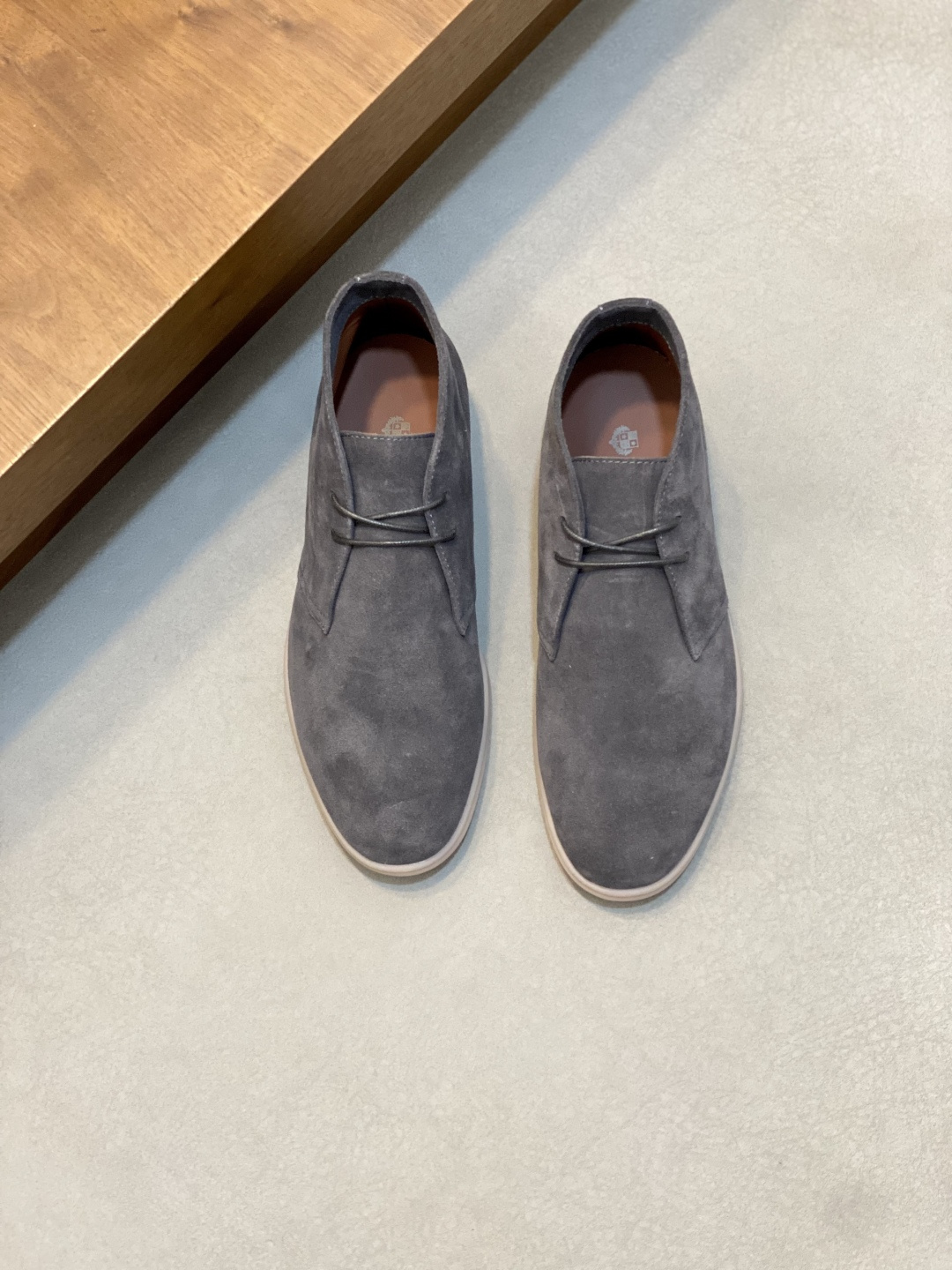 NO:639793,Loro Piana's new men's suede leather Chelsea ankle boots for fall and winter!  Raw materials produced in Dongguan are in great demand!  These short boots are made of soft suede/grained cow leather, with a combination of elastic fabric on both sides of the shaft, and a webbing pull tab on the heel, making it easier to put on and take off. The delicate texture of the suede complements the exquisite corridor shape of the iconic shoe. The slightly rounded corridor shape of the toe is paired with a genuine leather combination lightweight rubber sole, and a full cowhide lining for the foot. It is comfortable and not stuffy, does not fade, and does not slip!  It is clean and does not open glue. The texture is overwhelming and you can see the luxury!  It adopts an upper and lower stacked outer box and comes with a shoe storage bag!  Size 39-40-41-42-43-44 (45 46 customized) leather shoe size, loro piana, boots, cowhide19860909Loro Piana 秋冬新款男士绒面皮革切尔西踝靴！ 莞产原材料猛货！这款短靴精选柔软的绒面/摔纹面 牛皮革打造,鞋筒两侧配以弹力织物组合,后跟配以织带鞋提拉袢,让穿脱更加便利.绒面革的细腻质感与标志性鞋款的精致廊形相得益彰.鞋头轻微圆浑的廊形,搭配真皮组合轻质橡胶鞋底,全牛皮内里垫脚,上脚舒服不闷脚,不掉色,不打滑！干净不开胶.质感爆棚,看得见的奢华 ！采用上下叠盖式外盒,配鞋履收纳袋！ 码数39-40-41-42-43-44（45 46 订做）皮鞋码,,loro piana,boots,cowhide,Men's shoes