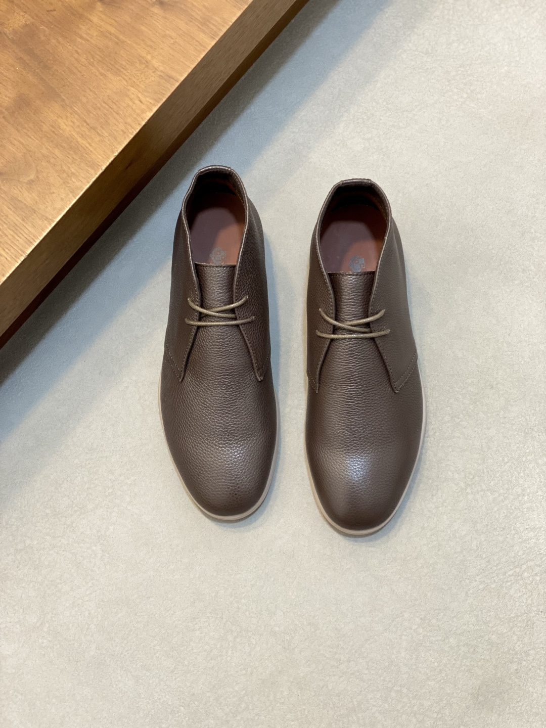 NO:620662,Loro Piana's new men's suede leather Chelsea ankle boots for fall and winter!  Raw materials produced in Dongguan are in great demand!  These short boots are made of soft suede/grained cow leather, with a combination of elastic fabric on both sides of the shaft, and a webbing pull-up tab on the heel, making it easier to put on and take off. The delicate texture of the suede complements the exquisite corridor shape of the iconic shoe. The slightly rounded corridor shape of the toe is paired with a genuine leather combination lightweight rubber sole, and a full cowhide lining for the foot. It is comfortable and not stuffy, does not fade, and does not slip!  It is clean and does not open glue. The texture is overwhelming and you can see the luxury!  It adopts an upper and lower stacked outer box and comes with a shoe storage bag!  Size 39-40-41-42-43-44 (45 46 customized) leather shoe size, LP casual shoes, loro piana, loro piana, boots, cowhide19860909Loro Piana 秋冬新款男士绒面皮革切尔西踝靴！ 莞产原材料猛货！这款短靴精选柔软的绒面/摔纹面 牛皮革打造,鞋筒两侧配以弹力织物组合,后跟配以织带鞋提拉袢,让穿脱更加便利.绒面革的细腻质感与标志性鞋款的精致廊形相得益彰.鞋头轻微圆浑的廊形,搭配真皮组合轻质橡胶鞋底,全牛皮内里垫脚,上脚舒服不闷脚,不掉色,不打滑！干净不开胶.质感爆棚,看得见的奢华 ！采用上下叠盖式外盒,配鞋履收纳袋！ 码数39-40-41-42-43-44（45 46 订做）皮鞋码,LP休闲鞋,loro piana,loro piana,boots,cowhide,Men's shoes