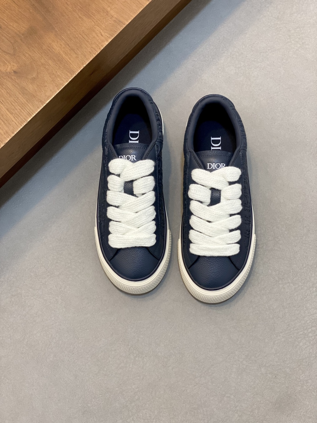 NO:621088,Dior  Embossed logo, with navy blue mohair wide laces and matte tone-on-tone brass eyelets. White Dior Oblique pattern rubber sole, with a contrasting Dior 30 Avenue Montaigne logo on the back to enhance style. It can add fashion to casual looks. Beautifully packaged at the delivery counter. Fabric original custom Oblique presbyopia + cowhide. Lining original custom sheepskin + breathable mesh lining. Original molded anti-slip rubber material. Bottom thickness 4CM  Size: Men's 38-45 (38, 45 customized), dior, dior, sneakers, cowhide, sheepskin19860909迪奥Dior x Denim 最新Tears联名合作款 B33系列 休闲 运动鞋 滑板鞋 原版购入开发 做货 这款 B33 运动鞋是二零二三秋季新品,重新诠释经典的网球鞋,时尚的廓形突显厚实感.采用海军蓝色和白色提花面料精心制作,饰以 Oblique 印花,搭配绒面革镶片,别具一格的加垫鞋舌点缀以 Dior 压花标志,搭配海军蓝色马海毛宽鞋带和哑光同色调饰面黄铜孔眼.白色 Dior Oblique 图案橡胶鞋底,后侧饰以对比鲜明的 Dior 30 Avenue Montaigne 标志提升格调.可为休闲造型增添时尚气质 配送专柜精美包装 面料原版定制Oblique老花+牛皮 内里原版定制羊皮+透气网里 鞋底原版开模防滑橡胶材质 底厚4CM Size:男款38-45（38、45订做）,,dior,dior,sneakers,cowhide,sheepskin,Men's shoes