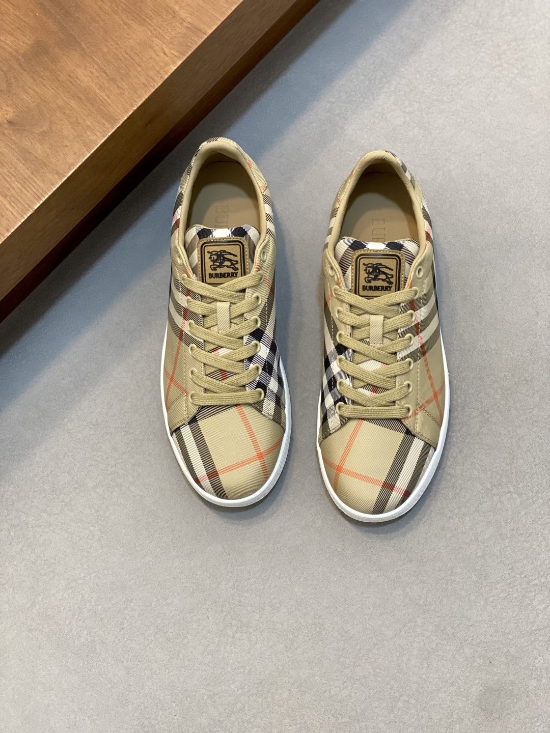 NO:620676,#Burberry's new war horse plaid casual sneakers, new terrace casual sneakers, Burberry's classic elements, super comfortable shoes, knight blue non-slip soles, finally saw the latest diagonal plaid sneakers, the color is really good, you can match it with anything. Sneakers, made of cotton blended fabrics. Crafted in Italian workshops, decorated with worsted Burberry plaid pattern. With mesh lining and plaid laces, rubber soles decorated with Burberry collection  Letter logo. From the Burberry classic series, it interprets wardrobe essential styles with a distinctive brand style. The round toe and tongue are embellished with the Equestrian Knight logo (EKD) label leather insole, and the sole is embellished with the Burberry letter logo size38-44 (customized for 45 and 46), Burberry casual shoes, burberry, burberry, sneakers19860909# 巴宝莉新款战马格纹休闲运动鞋全新露台休闲运动鞋·巴宝莉（Burberry）经典原素 超舒服的鞋子··骑士蓝色防滑鞋底 终于看到了最新的斜式格纹运动鞋颜色真的好好看,怎么搭都可  运动鞋,选用棉质混纺面料打造.于意大利工坊匠制而成,装饰精纺 Burberry 格纹图案.搭配网眼内衬和格纹鞋带,橡胶鞋底饰有典藏 Burberry 字母徽标.来自 Burberry 经典之作系列,以鲜明品牌风格诠释衣橱必备款式.圆形鞋头鞋舌处点缀马术骑士徽标（EKD）标签皮革鞋垫,鞋底点缀 Burberry 字母徽标 size38-44（45、46定做）,巴宝莉 休闲鞋,burberry,burberry,sneakers,Men's shoes