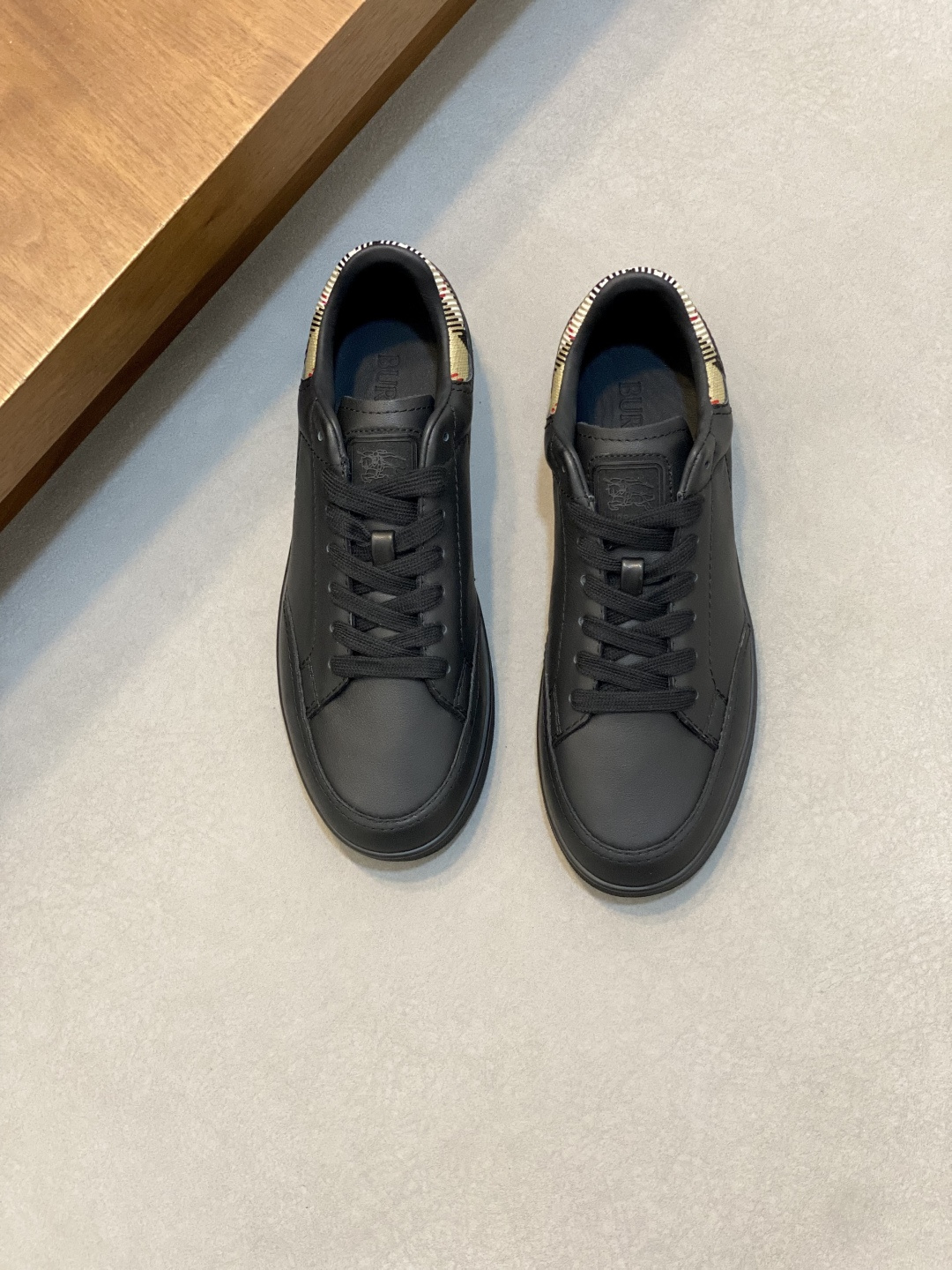 NO:620671,#Burberry's new war horse plaid casual sneakers, new terrace casual sneakers, Burberry's classic elements, super comfortable shoes, knight blue non-slip soles, finally saw the latest diagonal plaid sneakers, the color is really good, you can match it with anything. Sneakers, made of cotton blended fabrics. Crafted in Italian workshops, decorated with worsted Burberry plaid pattern. With mesh lining and plaid laces, rubber soles decorated with Burberry collection  Letter logo. From the Burberry classic series, it interprets wardrobe essential styles with a distinctive brand style. The round toe and tongue are embellished with the Equestrian Knight logo (EKD) label leather insole, and the sole is embellished with the Burberry letter logo size38-44 (customized for 45 and 46), Burberry casual shoes, burberry, burberry, sneakers19860909# 巴宝莉新款战马格纹休闲运动鞋全新露台休闲运动鞋·巴宝莉（Burberry）经典原素 超舒服的鞋子··骑士蓝色防滑鞋底 终于看到了最新的斜式格纹运动鞋颜色真的好好看,怎么搭都可  运动鞋,选用棉质混纺面料打造.于意大利工坊匠制而成,装饰精纺 Burberry 格纹图案.搭配网眼内衬和格纹鞋带,橡胶鞋底饰有典藏 Burberry 字母徽标.来自 Burberry 经典之作系列,以鲜明品牌风格诠释衣橱必备款式.圆形鞋头鞋舌处点缀马术骑士徽标（EKD）标签皮革鞋垫,鞋底点缀 Burberry 字母徽标 size38-44（45、46定做）,巴宝莉 休闲鞋,burberry,burberry,sneakers,Men's shoes