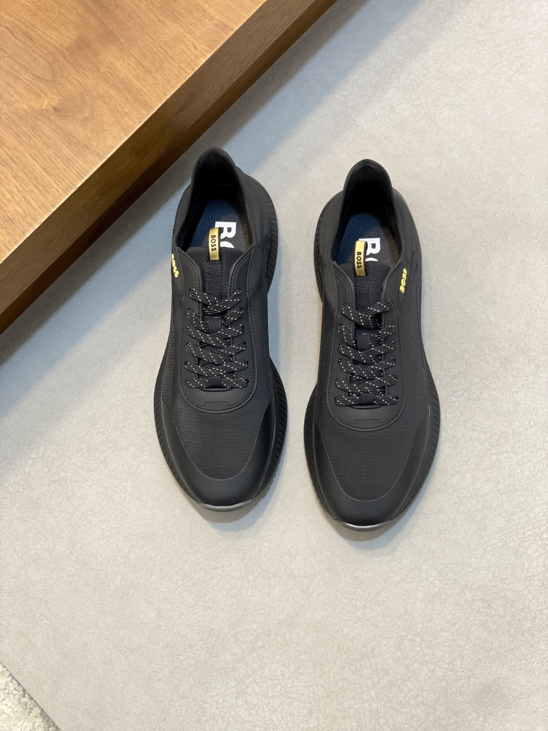 NO:620681,BOSS men's velvet-lined sneakers!  The upper material is mesh stitching and cow suede stitching!  Product details Lace-up closure·Ankle padding·Logo details·Breathable mesh·Rubber outsole Product parameters Ingredient content Fabric: woven fabric, calf suede, polyurethane fiber, lining: woven fabric, sole composition: rubber Size 39-40-41-42-43-44 (45 customized), BOOS casual shoes, sneakers19860909BOSS男士绒里运动鞋！ 鞋面材质网布拼接牛反绒拼接！ 产品详情 系带开合·踝部填充·logo细节·透气网纱·橡胶外底 商品参数 成分含量面料:织布,小牛绒面皮,聚氨酯纤 维,里料:织布,鞋底成分:橡胶 尺码39-40-41-42-43-44（45订做）,BOOS 休闲鞋,sneakers,Men's shoes