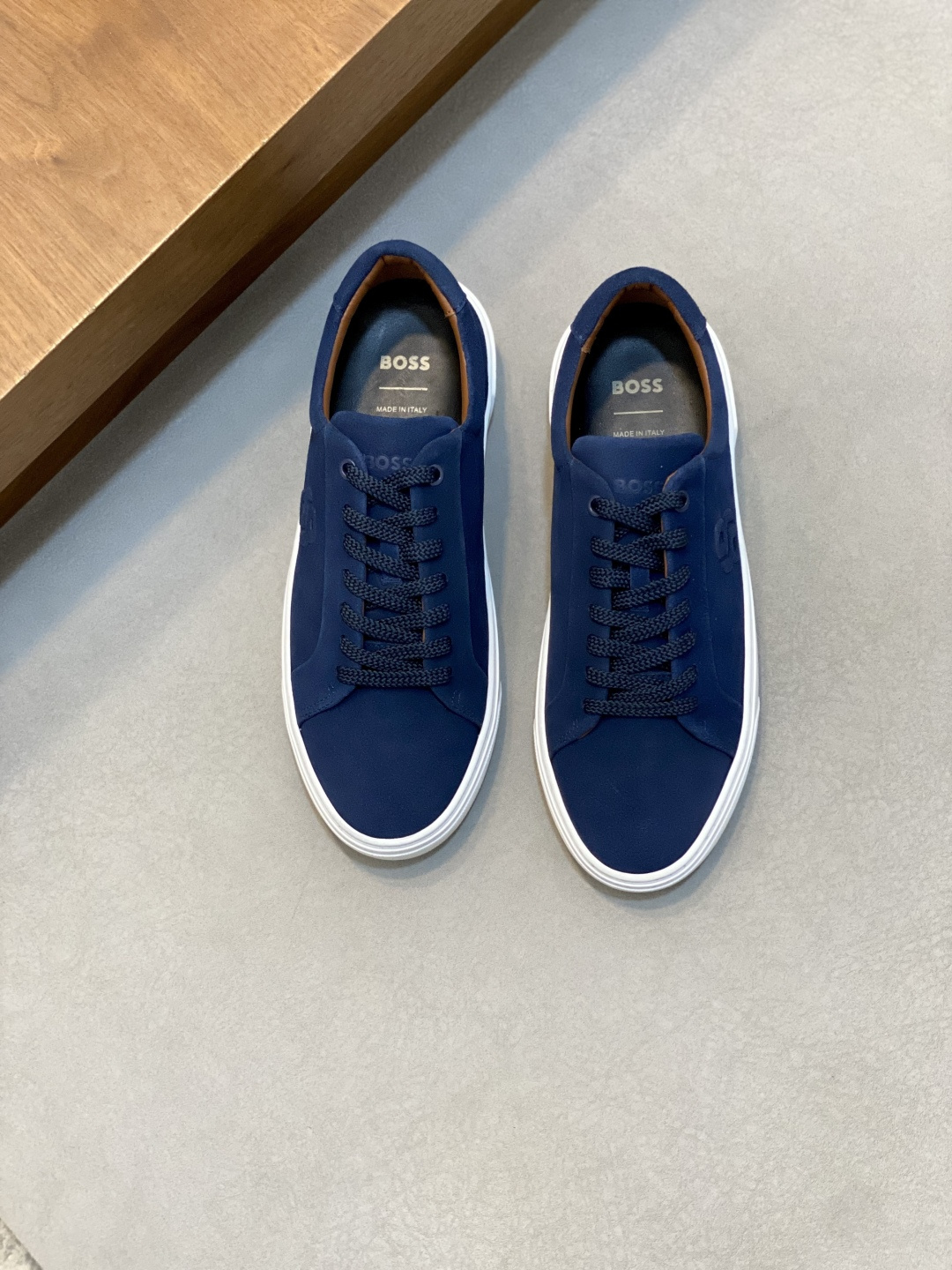 NO:639641,Boss men's casual sports shoes, original model, first layer of frosted cowhide, breathable and not stuffy, sweat-absorbent cowhide lining, soft and comfortable on the foot, original outsole feels light on the foot!  Size39-44 (38 45 customized),,sneakers,cowhide19860909Boss男士休闲运动鞋,原版开模,头层磨砂牛皮 透气不闷脚 吸汗牛皮内里,上脚柔软舒适 原版大底脚感轻便！ Size39-44（38 45订做）,,sneakers,cowhide,Men's shoes