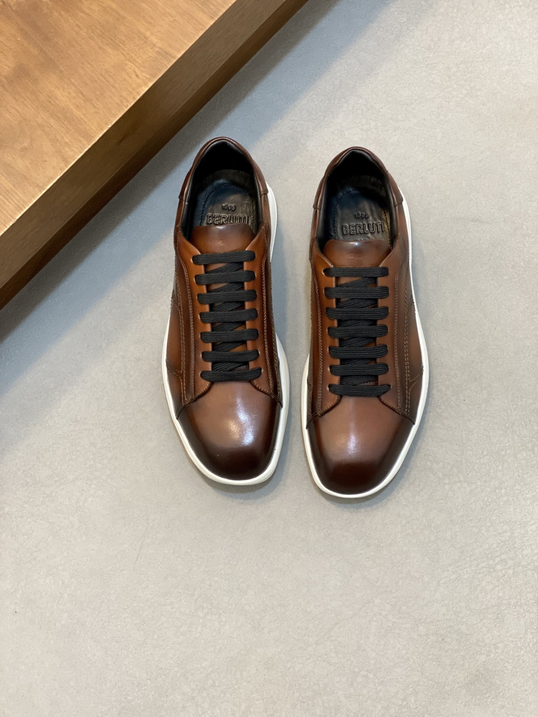 NO:620638,Berluti/Bruti low-top casual sneakers, this versatile low-top sneaker is made of imported cowhide leather, with a scritto pattern on the outside, genuine leather wrapping on the heel, and imported calfskin lining for the feet. It is super comfortable. The tongue is spliced ​​with the same material and has the '1895 B PARIS' embossed logo, waxed laces, and brand logo rubber outsole, which is fashionable and comfortable!  Size39-44 (45 46. customized), Berluti Bruti, sneakers, cowhide19860909Berluti/布鲁提 低帮休闲运动鞋,这款百搭的低帮运动鞋鞋面采用进口牛皮打造,外侧饰有scritto图纹,后跟真皮包裹,内里垫脚进口小牛皮,舒适度超级赞,同材质拼接鞋舌带“1895 B PARIS“压纹徽标,配打蜡鞋带,品牌logo橡胶大底,时髦又舒适！ Size39-44（45 46.定制）,Berluti 布鲁提,sneakers,cowhide,Men's shoes