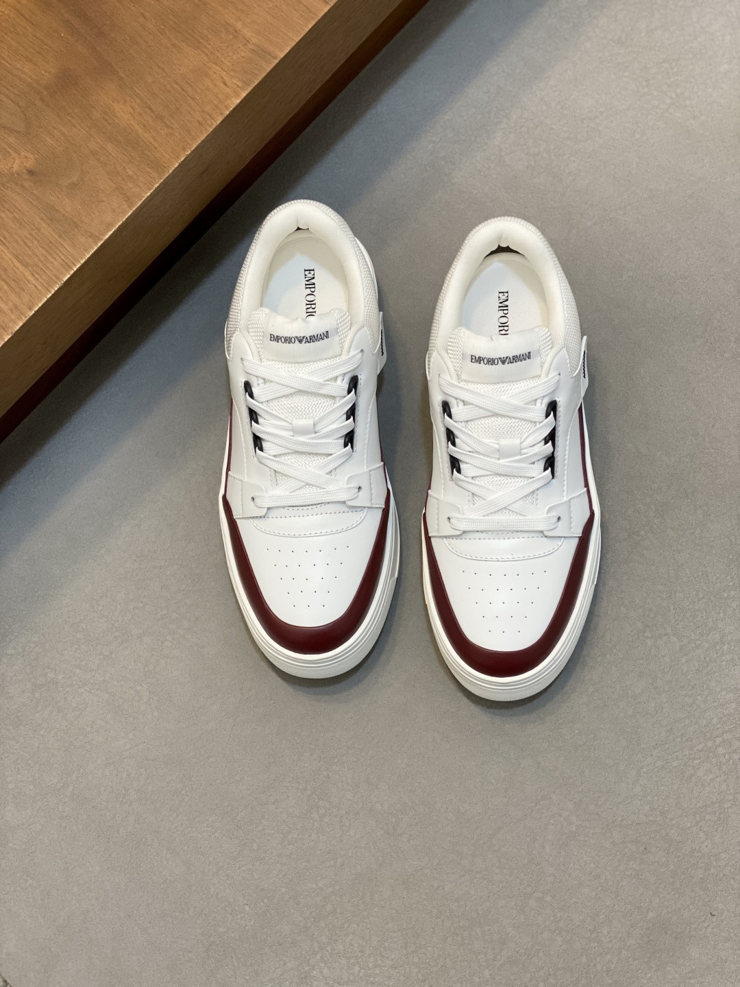 NO:620521,Giorgio Armani/Armani men's new leather casual sports arrive  This model offers an original design, using imported cowhide leather upper, which is super soft, comfortable and breathable, novel in style and full of vitality. It creates a modern high-tech look and is an ideal shoe for urban life. It is equipped with metal enamel eyelets and round shoelaces, mesh lining and embossed logo foot pads. The non-slip, wear-resistant and high-elastic IP rubber outsole is durable, ensuring support and stability, and is comfortable to wear. It has outstanding friction, shock absorption effect and moderate support. It has excellent performance and is worth having!  Comes with original box and dust bag!  Size 39-40-41-42-43-44 (38.45. Customized) standard leather shoe size, Armani casual shoes, armani, armani, cowhide19860909Giorgio Armani/阿玛尼 男士新款皮革休闲运动到货 这款提供原创设计,采用进口牛皮鞋面,超级柔软舒适透气,款式新颖,活力十足,打造出富有现代气息的高科技造型,是都市生活的理想鞋履.配有金属珐琅鞋眼及圆形鞋带,网布内里及压纹徽标脚垫,防滑耐磨高弹IP橡胶大底经久耐穿,确保支撑力与稳定性,穿着舒适不凡.具备出众的摩擦力、减震效果和适度支撑,性能优异,值得拥有！配原盒包装防尘袋！ 码数39-40-41-42-43-44（38.45.订做）标准皮鞋码,阿玛尼 休闲鞋,armani,armani,cowhide,Men's shoes