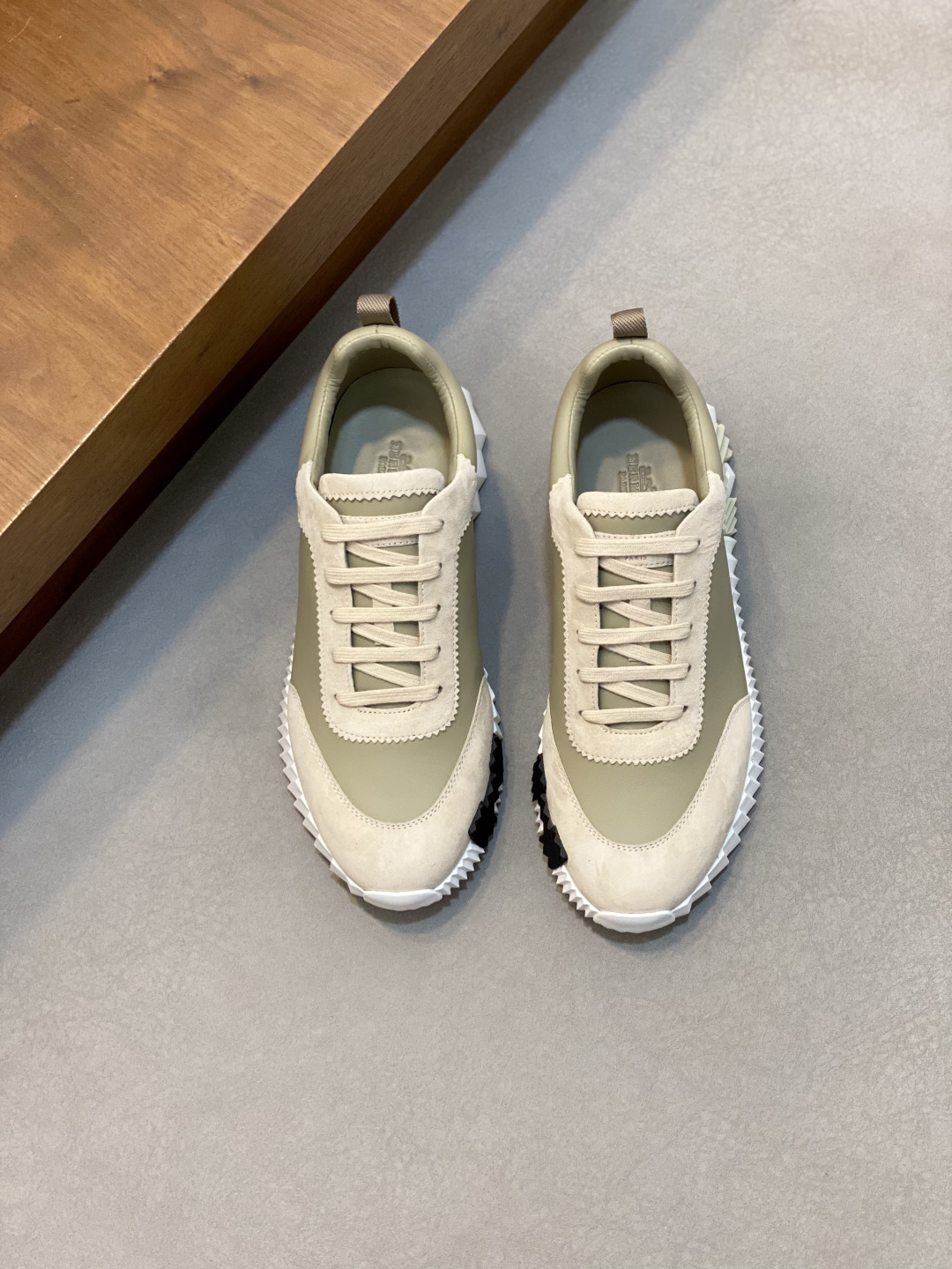 NO:620663,H Hermès Bouncing sneakers, men's casual sneakers, uppers made of imported calfskin spliced ​​with frosted cowhide, imported materials, full texture, lightweight soles decorated with contrasting patterns, creating a versatile fashion style. Size38-44 (45 46. Customized), Hermès casual shoes, hermes, sneakers, cowhide19860909H爱马仕Bouncing运动鞋,男士休闲运动鞋,鞋面进口小牛皮拼接头层磨砂牛皮打造,进口材质,质感十足,轻盈鞋底装饰撞色图案,打造百搭时尚风格. Size38-44（45 46.定做）,爱马仕 休闲鞋,hermes,sneakers,cowhide,Men's shoes