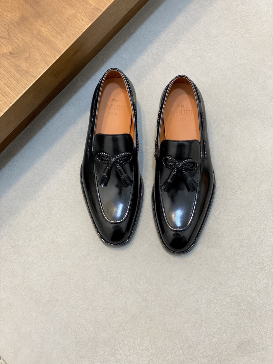 NO:639860,Berluti/Bruti high-end genuine leather outsole formal leather shoes, using imported cowhide leather uppers, soft and stylish, hand-made color change technology, low-key luxury temperament, comfortable and breathable version, calfskin leather feet, imported genuine leather outsole, showing extraordinary attitude, full set of counter original packaging size39-44 (45 customized),,cowhide,Leather soles19860909Berluti/布鲁提高端真皮大底正装皮鞋,采用进口牛皮鞋面 柔软有型,手工改色工艺,低调奢华气质,舒适透气版型,小牛皮真皮垫脚 进口真皮大底,彰显不凡态度 全套专柜原包装 size39-44（45定制）,,cowhide,Leather soles,Men's shoes