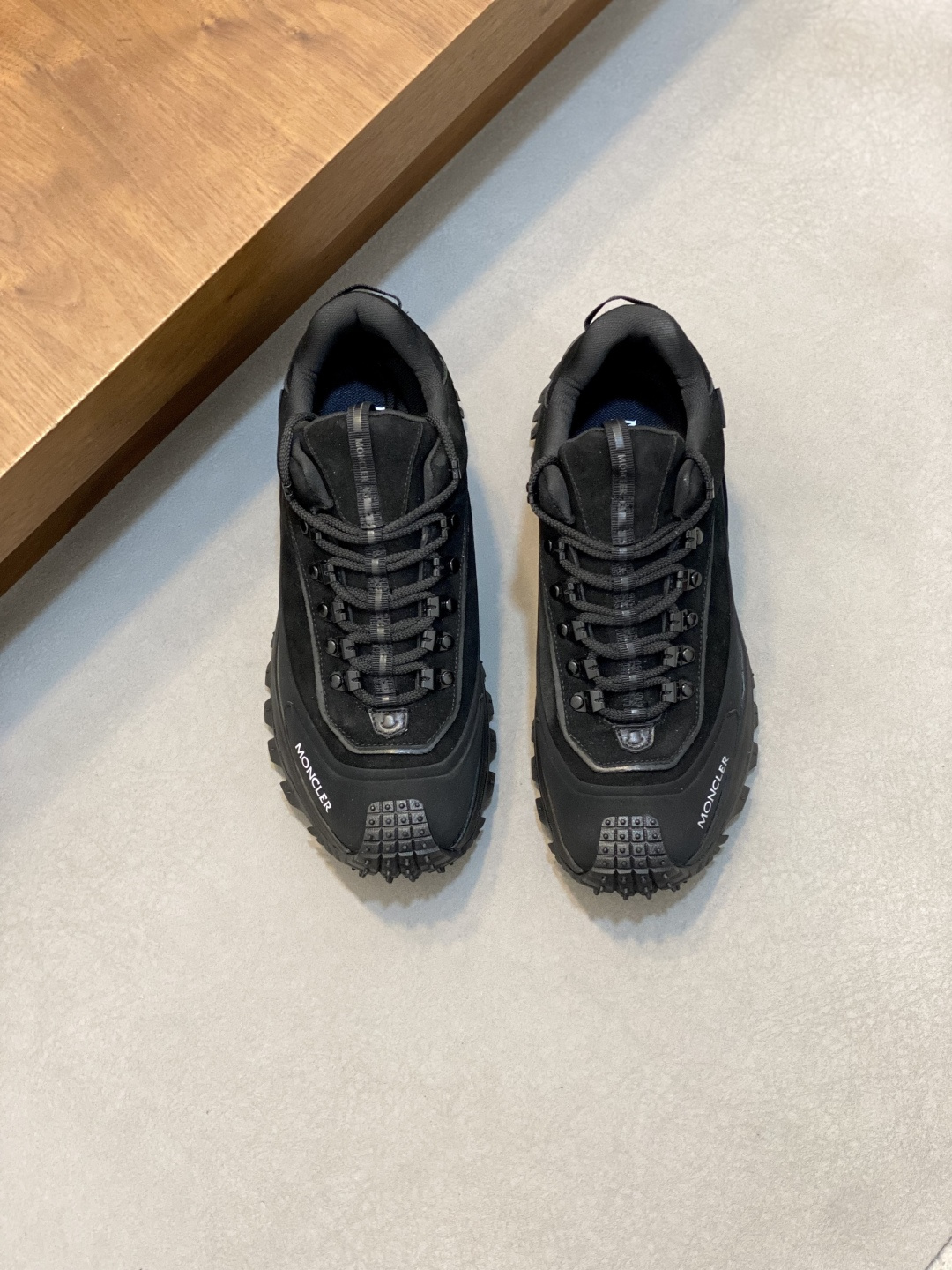 NO:639758,Moncler/Mengkou New Trailgrip GTX shoes are shipped. Moncler has brought its own original shoe model Trailgrip, which is still an outdoor functional style. The designer of this shoe has a great background, and is former Nike designer Nathan VanHook. The Air Yeezy 2 was designed by him. The overall shape is similar to the popular mountain-style shoes such as Tor Ultra and Mafate Speed, and the configuration is extremely luxurious. Trailgrip  GTX sneakers are specially designed for outdoor sports, providing comfort and stability. This sneaker is made of tear-resistant fabric material, with reflective material on the sides of the shoe and the laces and heel straps. The EVA midsole adds flexibility and lightness, and the 4.5cm Vibram rubber composite outsole gives the shoes excellent grip and durability. The mesh lining is paired with an exclusive cotton insole, which can also enhance the ventilation of the shoes and provide a comfortable cushioning effect. Comes with a full set of original packaging!  Size 39-44 (38 45 customized),,Moncler,sneakers19860909Moncler/蒙口 全新Trailgrip GTX鞋履出货 Moncler 带来了自家的原创鞋款Trailgrip,依然是户外机能造型.这款鞋的设计师大有来头,是前 Nike 设计师Nathan VanHook.Air Yeezy 2就是由他设计.整体造型与人气超高的Tor Ultra、 Mafate Speed 等山系鞋型相似,配置上更是极为豪华,Trailgrip GTX运动鞋专为户外运动设计,提供舒适与稳定性.此款运动鞋采用抗撕裂织物材质制成,鞋身侧面和鞋带及后跟饰带带有反光材质.EVA中底倍添灵活性与轻盈性,4.5cmVibram橡胶复合大底为鞋履赋予出色抓地力,亦具有耐久性.网眼衬里搭配专属棉鞋垫,同时可增强鞋履的通风性,并提供舒适的缓冲效果.配全套原包装！ 尺码39-44（38 45订做）,,Moncler,sneakers,Men's shoes