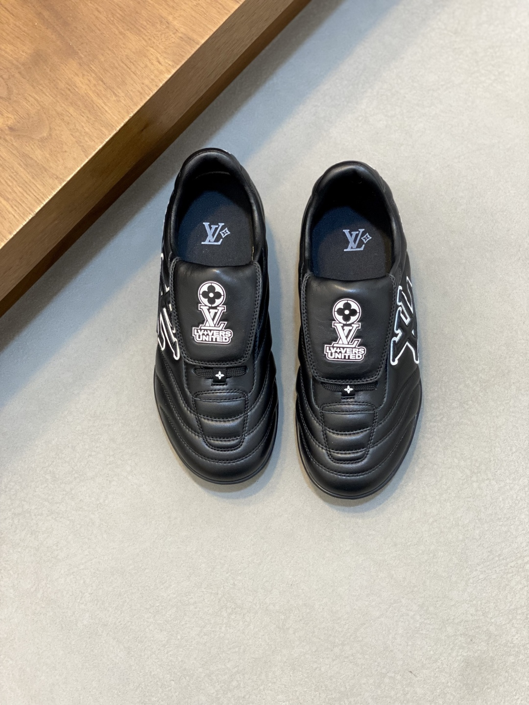 NO:639752,#LouisVuittonSports Shoes Football Shoes Fashionable when you wear them. This Footprint Soccer sneaker was unveiled in the 2025 Spring and Summer Series Fashion Show. It is the first sneaker designed by Pharrell Williams inspired by football shoes. The shoe is inspired by the football movement that spans generations and cultures, echoing the theme of unity and universal participation in the 2025 Spring and Summer Series Fashion Show. The shoe is famous for its smooth design, with a dynamic IV on the side. The Initials logo is embellished, the tongue is embellished with the Lvers United badge inspired by the football team, and the rubber soles with foot prints are decorated with various Louis Vuitton logos. Size women's size 35-40 (41 women's size needs to be customized), men's size 39-44 (38.45.46 can be customized),, louis vuitton, louis vuitton, versace, sneakers19860909#路易威登运动鞋 足球鞋 穿上就时髦精 这款Footprint Soccer运动鞋于2025春夏系列时装展中亮相,是Pharrell Williams 首次以足球鞋为灵感设计的运动鞋.鞋款的灵感来自跨越世代和文化的足球运动,呼应2025春夏系列时装展团结一致、全民参与的主题.鞋款以流丽的设计著称,侧面以富动感的IV Initials标志点缀,鞋舌缀有灵感来自足球队伍的Lvers United徽章,而脚掌纹橡胶鞋底饰有多款路易威登标志. Size女码35一40（41女码需定做）,男码39-44（38.45.46可定做）,,louis vuitton,louis vuitton,versace,sneakers,Men's shoes