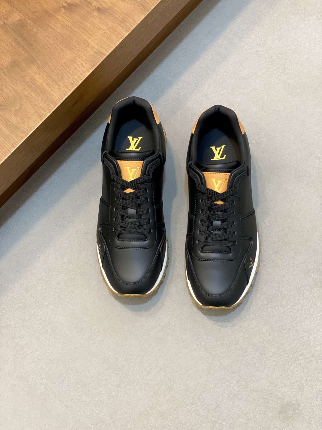 NO:639754,LV Men's Shoes This Run Away sneaker is made of smooth cow leather. The trim made of the brand's signature leather and the dazzling LV letters on the side create exquisite details. The wedge outsole interprets the inspiration of running shoes. Plain cow leather laces and rubber outsole with Louis Vuitton elements!  Size 39-40-41-42-43-44 (customized at 38.45.46),,louis vuitton,louis vuitton,sneakers,cowhide19860909LV男士鞋履 本款 Run Away运动鞋取材光滑牛皮革.由品牌标志性皮革打造的饰边与侧面耀目 LV字母一道构筑考究细节.坡跟外底诠释跑鞋的灵感启发.素面牛皮革鞋带 路易威登元素橡胶外底！ 尺码39-40-41-42-43-44（38.45.46订做）,,louis vuitton,louis vuitton,sneakers,cowhide,Men's shoes