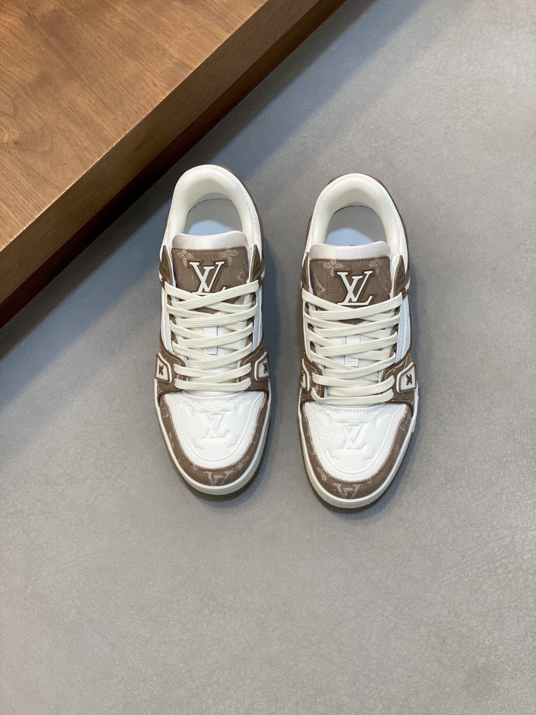 NO:639756,World of LV Vuitton Men's new TRAINER series sneakers. This LV Trainer sneaker is made of Monogram denim and cow leather trim with cloud rendering effect, renewing Virgil Abloh's creative interpretation of retro basketball shoes. The complex upper and rich details highlight the identity of the series, with the handwritten Louis Vuitton logo and Monogram flowers emblazoned on the side and outsole respectively. The tongue is decorated with LV letters, and the side is decorated with Vuitton  Logo, #54 logo on the heel, and fabric lining for the feet, continuing the comfortable experience brought by the innovative gel outsole. Needless to say, the comfort of Lujia's shoes comes with a full set of packaging!  Size 39-40-41-42-43-44 (38/45/46 can be customized but cannot be returned or exchanged) standard leather shoe size,,louis vuitton,louis vuitton,louis vuitton,louis vuitton,sneakers,cowhide19860909LV威登世界 男士新款TRAINER系列运动鞋 本款 LV Trainer 运动鞋取材带有云朵渲染效果的 Monogram牛仔布和牛皮革饰边,焕新Virgil Abloh对复古篮球鞋的创意演绎.繁复鞋面和丰富细节彰显系列身份,手写体路易威登标识和Monogram花卉分别点缀侧面和外底.鞋舌饰有 LV 字母,侧面饰有 Vuitton 标识,后跟#54标识,织物内里垫脚,延续创新凝胶外底带来的舒适体验.驴家的鞋子舒适度是不必多说.配全套包装 ！ 尺码39-40-41-42-43-44（38/45/46可定做但不能退换）标准皮鞋码,,louis vuitton,louis vuitton,louis vuitton,louis vuitton,sneakers,cowhide,Men's shoes