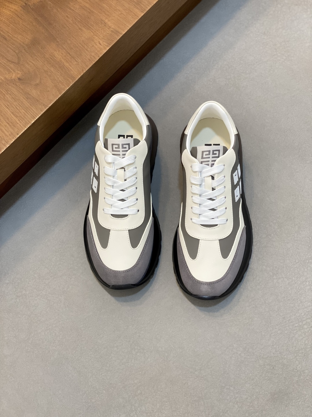 NO:639982,Givenchy Givenchy 'poster style' low-cut casual sneakers. The lace-up style is available in multiple colors. It is on the shelves earlier than the domestic Z counter. This lightweight board shoe is made of imported soft calfskin with color matching. The lines of the whole pair of shoes are smooth and unobstructed, and the viewing angle is eye-catching. The back is padded to increase comfort. The tongue is decorated with Ghy 4G Logo label, and Givenchy is embossed on the side of the shoe.  The logo, lining and insole are made of calfskin, with non-slip and wear-resistant Tpu outsole. The most important thing is that it is comfortable and versatile to wear. It is the first choice item to wear as a gift. Sizes 39/40/41/42/43/44/45 (order style),,givenchy,givenchy,sneakers,cowhide19860909Givenchy纪梵希“海报款”低帮休闲运动鞋 系带款多色到货 早于国内Z柜上架 这款轻便板鞋款臻选进口柔软小牛皮拼色搭配,整双鞋子线条顺滑通畅,视角有眼前一亮的感觉,后帮加衬增加舒适感,鞋舌饰以Ghy 4G Logo标签,鞋侧面压印Givenchy logo,内里和鞋垫是小牛皮,防滑耐磨Tpu大底,最主要穿着舒适百搭,自穿送人首选单品. 尺码39/40/41/42/43/44/45（订单款）,,givenchy,givenchy,sneakers,cowhide,Men's shoes