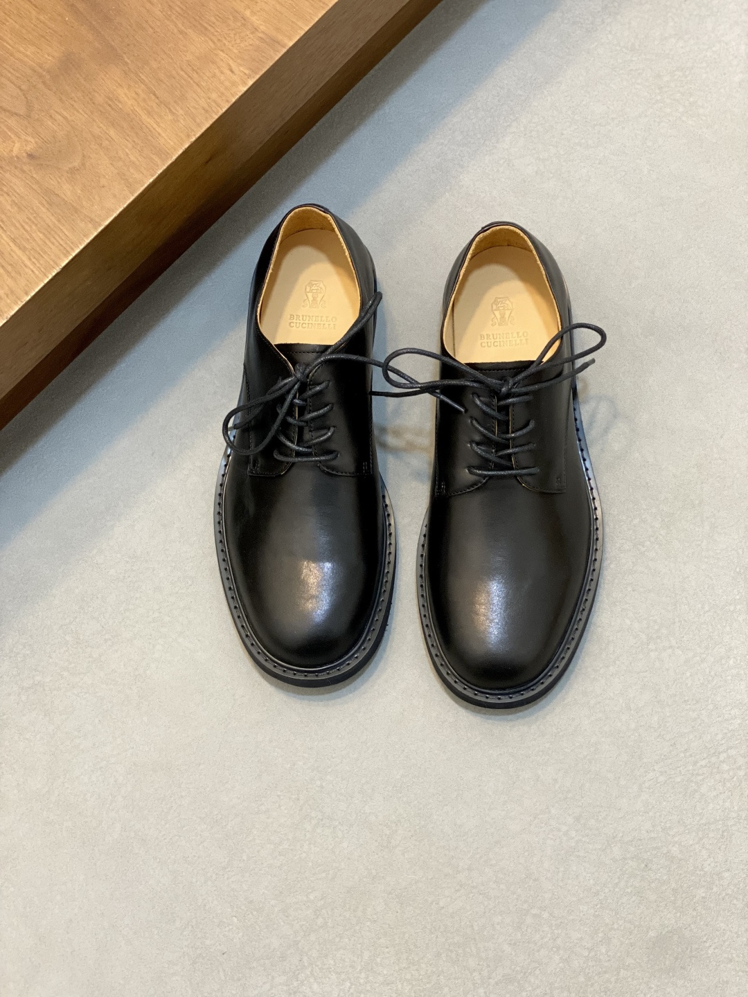 NO:639962,BC's new products are on the shelves Brunello Cucinell* Loafers made of imported suede cowhide Hand-stitched uppers Decorated with leather strap details Full cowhide lining Insole decorated with brand logo Original molded rubber outsole Super grippy low heel with rubber sole Slip-on wear Fashionable and comfortable Standard leather shoe size 39~44# (customized at 38.45.#), brunello  cucinelli,chanel,loafers,cowhide19860909BC家新品上架 Brunello Cucinell* 乐福鞋皮鞋 进口牛反绒牛皮打造 手工缝制鞋面 鞋面饰同皮质袢带细节 全牛皮内里 鞋垫饰品牌logo标识 原版开模橡胶大底 橡胶底的超强抓地性能低跟 一脚蹬穿着 时尚舒适 标准皮鞋码数39～44#（38.45.#定做）,,brunello cucinelli,chanel,loafers,cowhide,Men's shoes